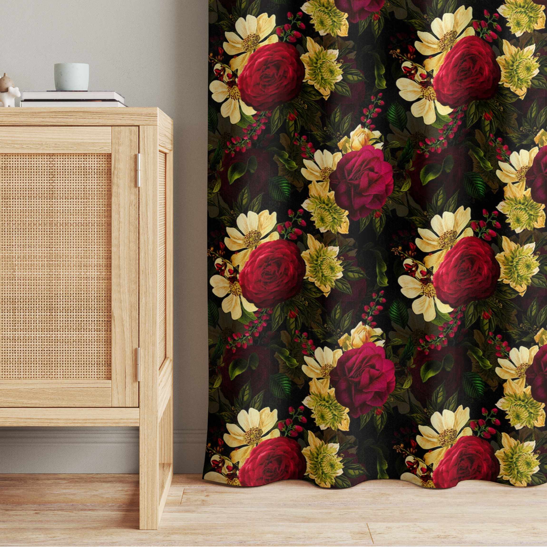 Vorhang Weiße Blüten mit Roten Rosen