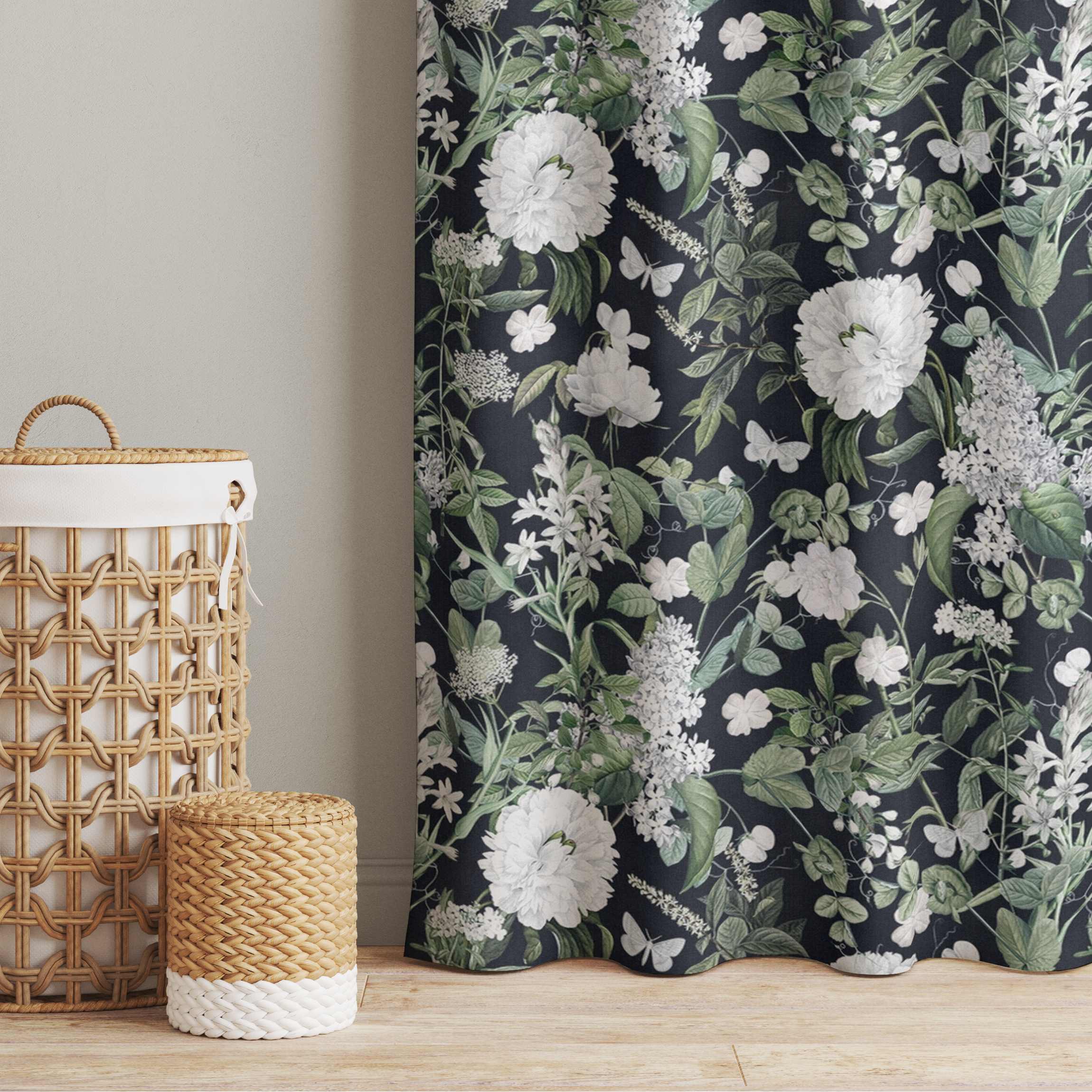 Vorhang Weiße Blüten und Schmetterlinge auf Blau