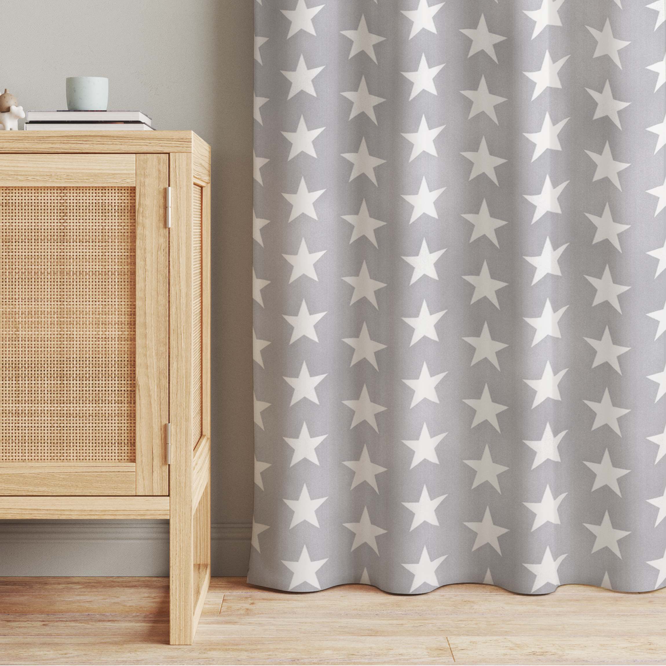 Vorhang Weiße Sterne auf grauem Hintergrund