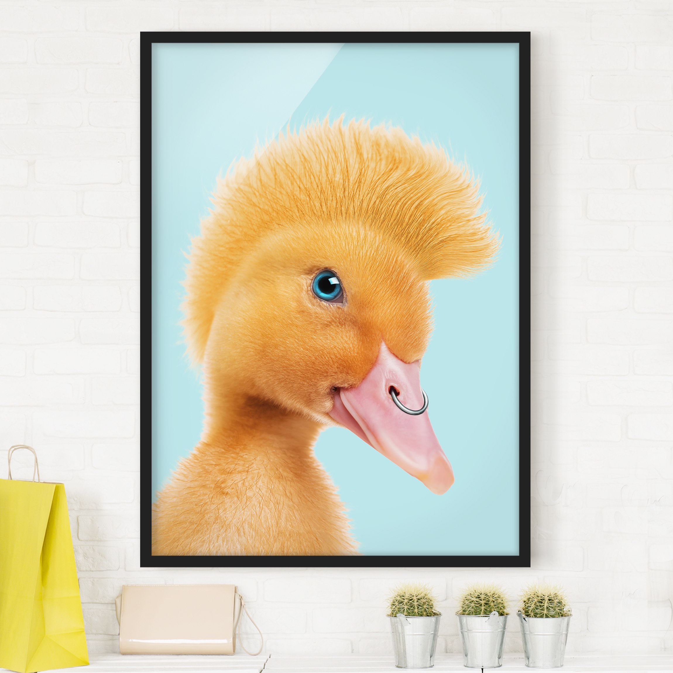 Bild mit Rahmen - Hochformat Küken mit Piercing