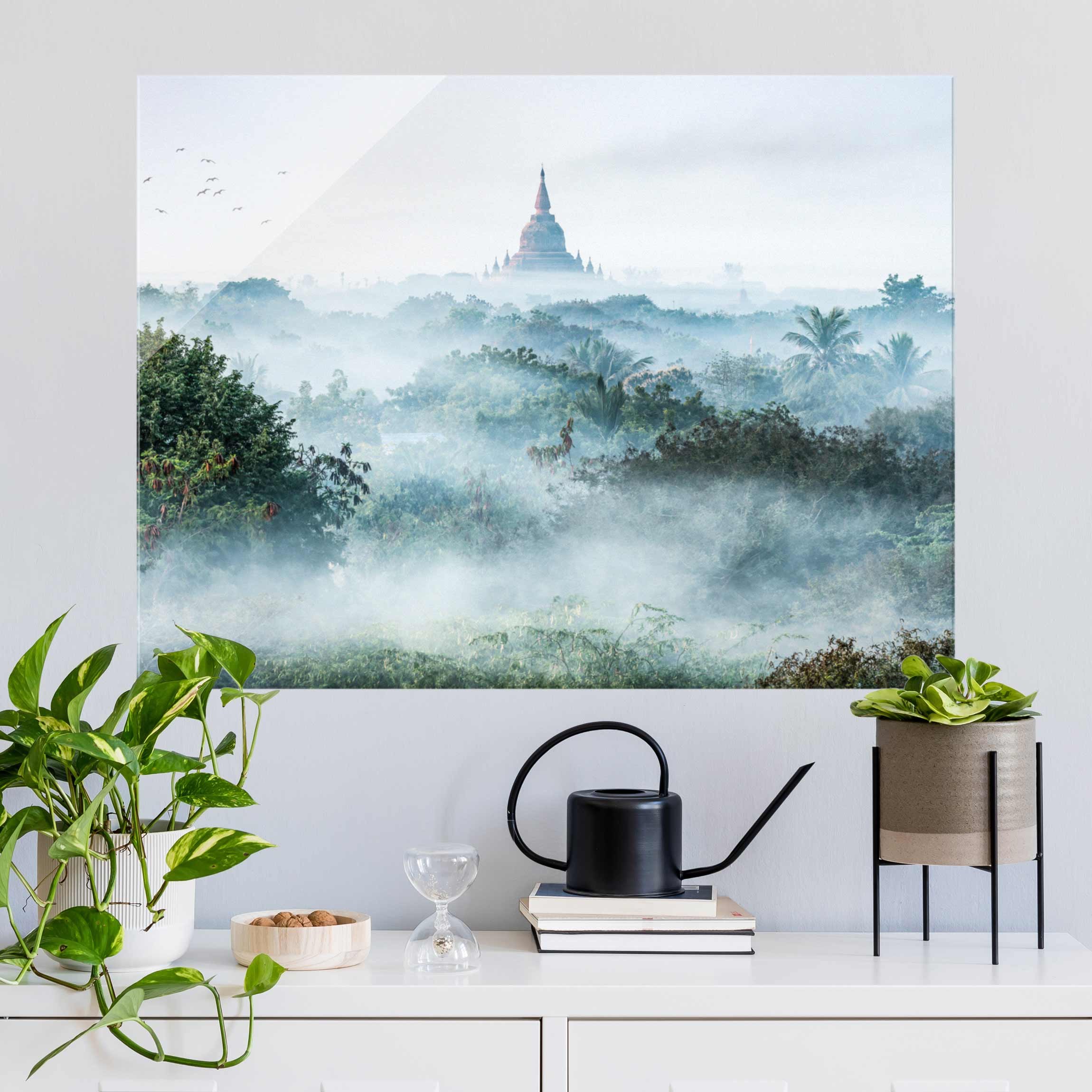 Glasbild Morgennebel über dem Dschungel von Bagan