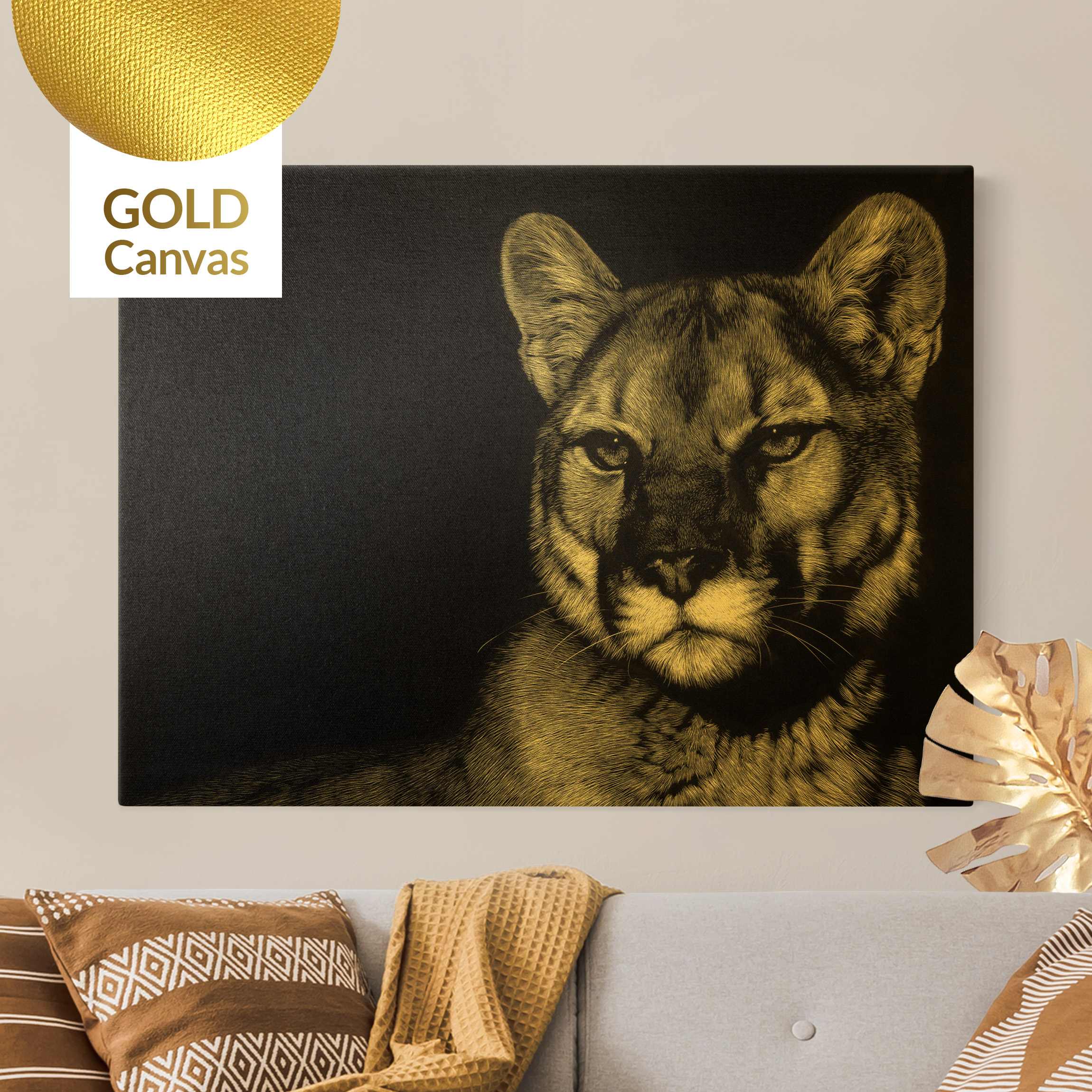 Leinwandbild Gold Puma vor Schwarz