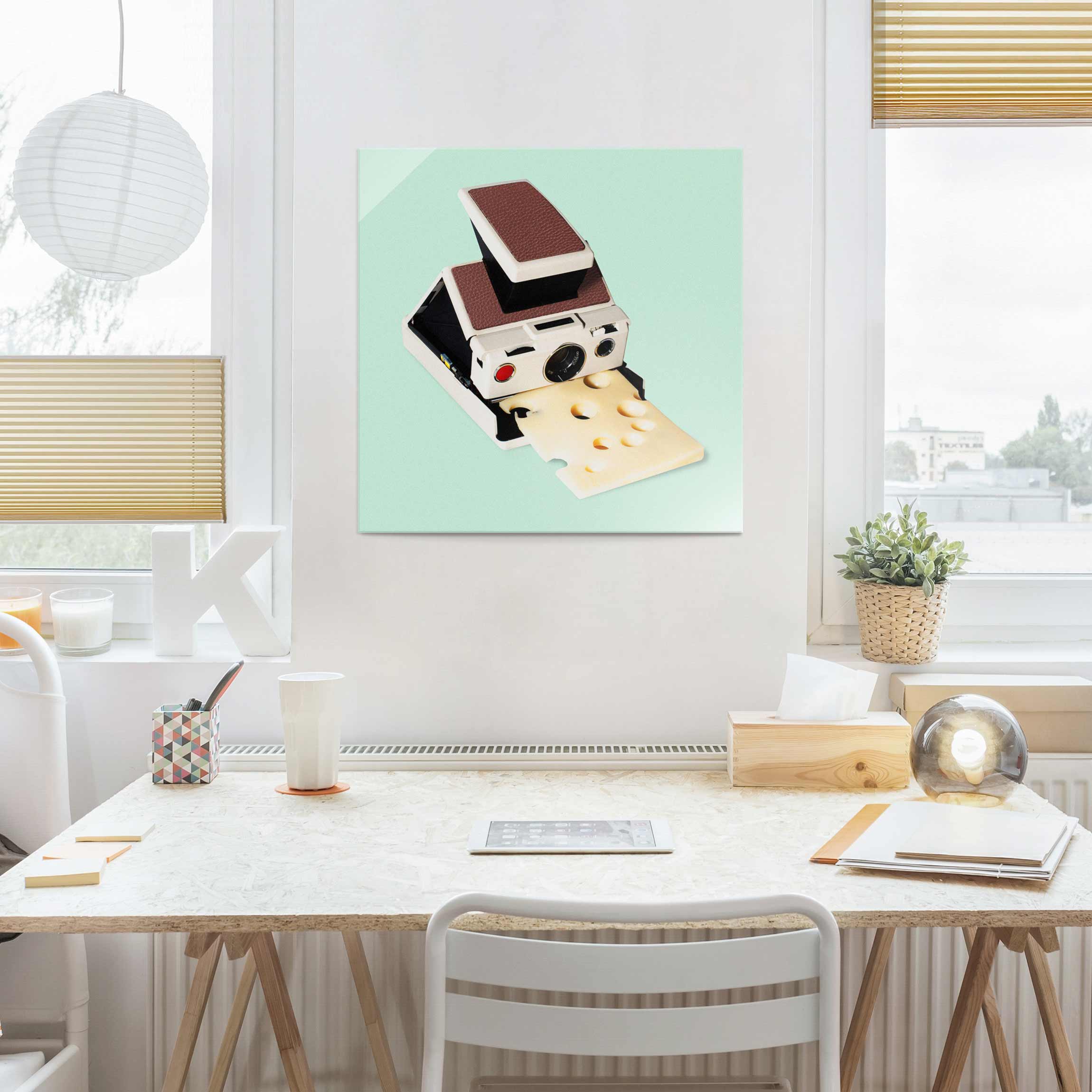 Glasbild - Quadrat Kamera mit Käse