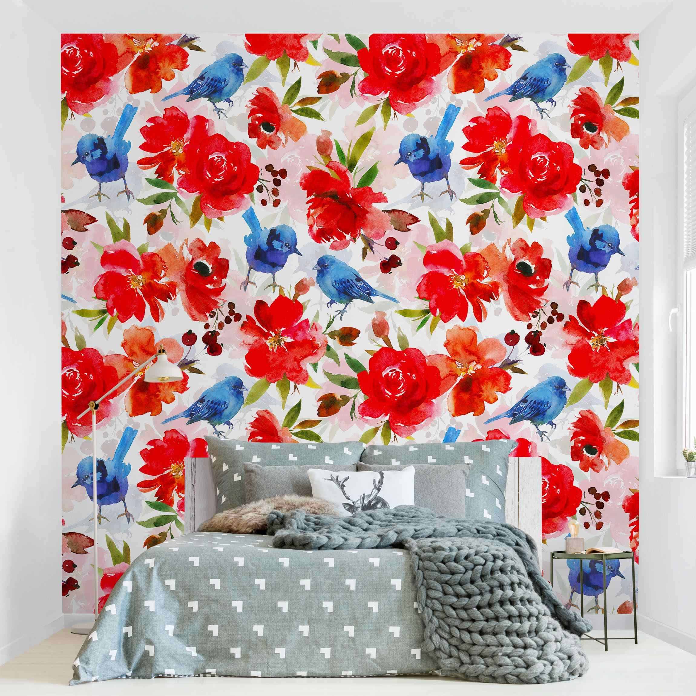 Mustertapete Aquarellierte Vögel in Blau mit Rosen