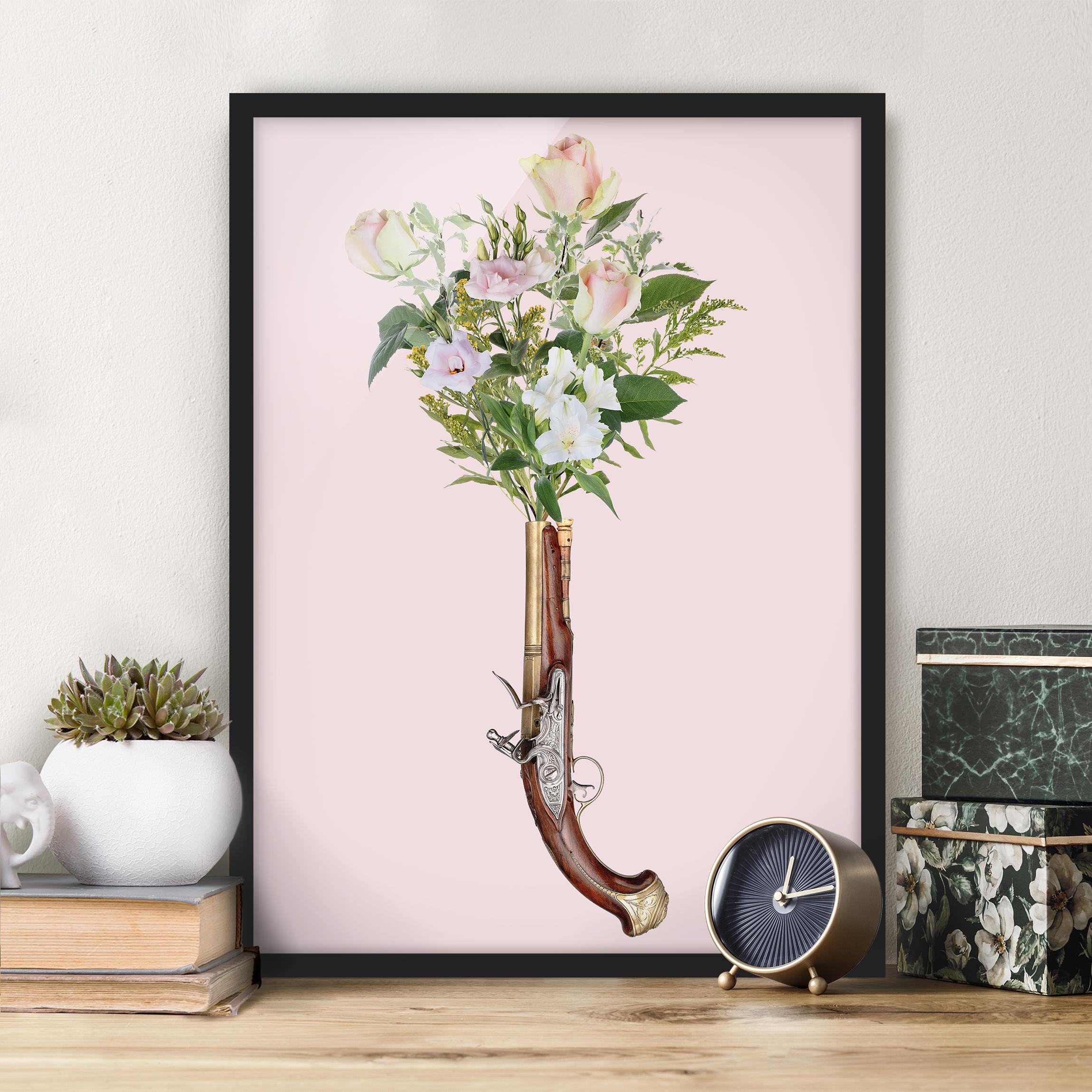 Bild mit Rahmen - Hochformat Pistole mit Blumen