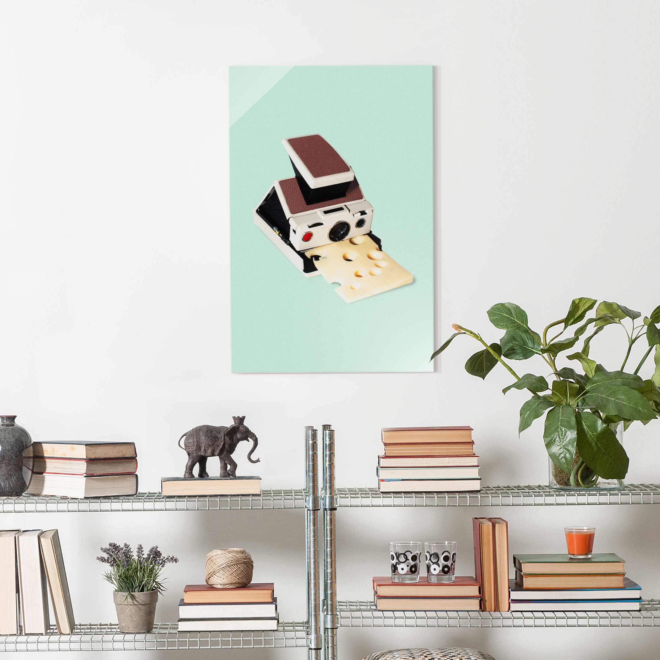 Glasbild - Hochformat Kamera mit Käse