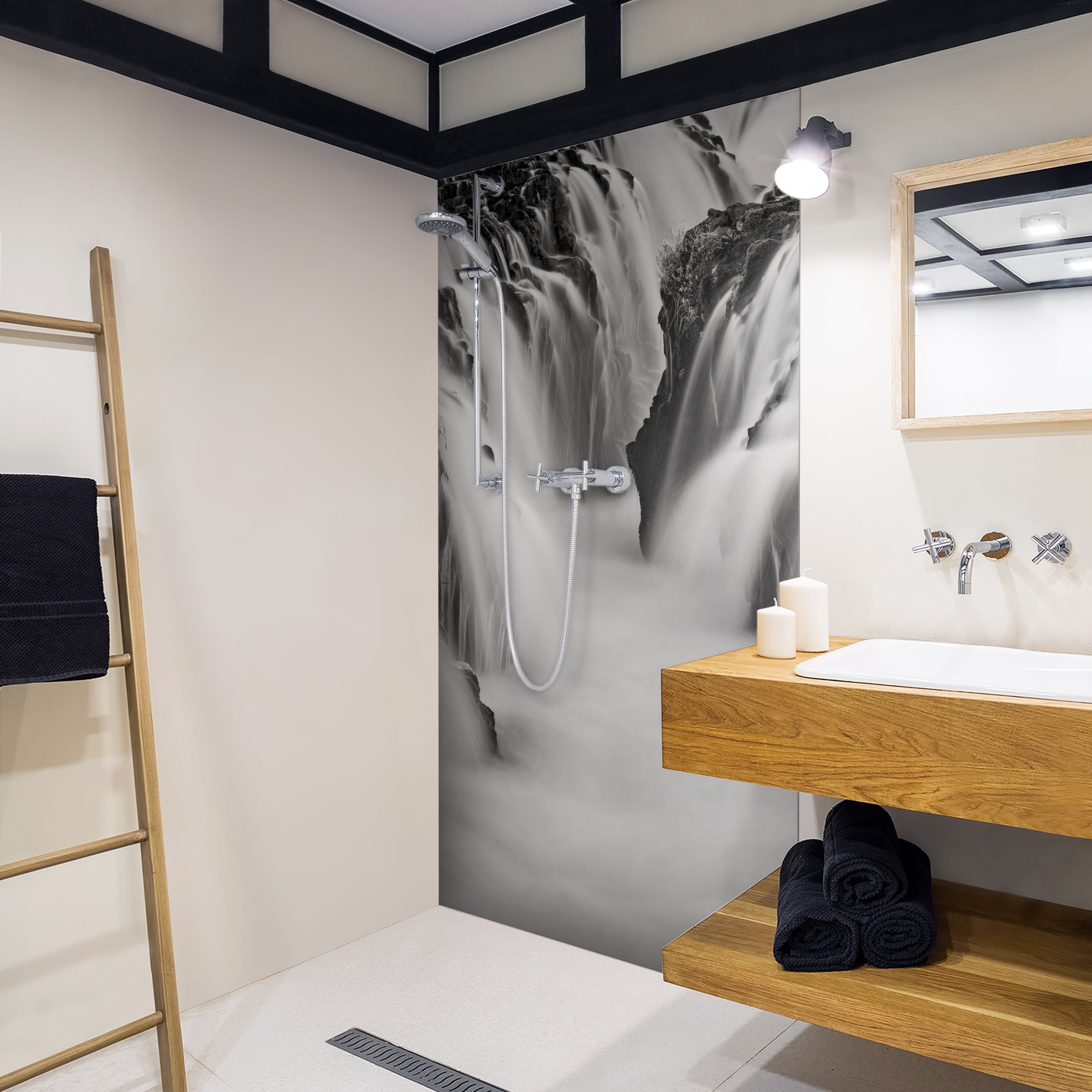 Duschrückwand Brúarfoss Wasserfall in Island Schwarz-Weiß