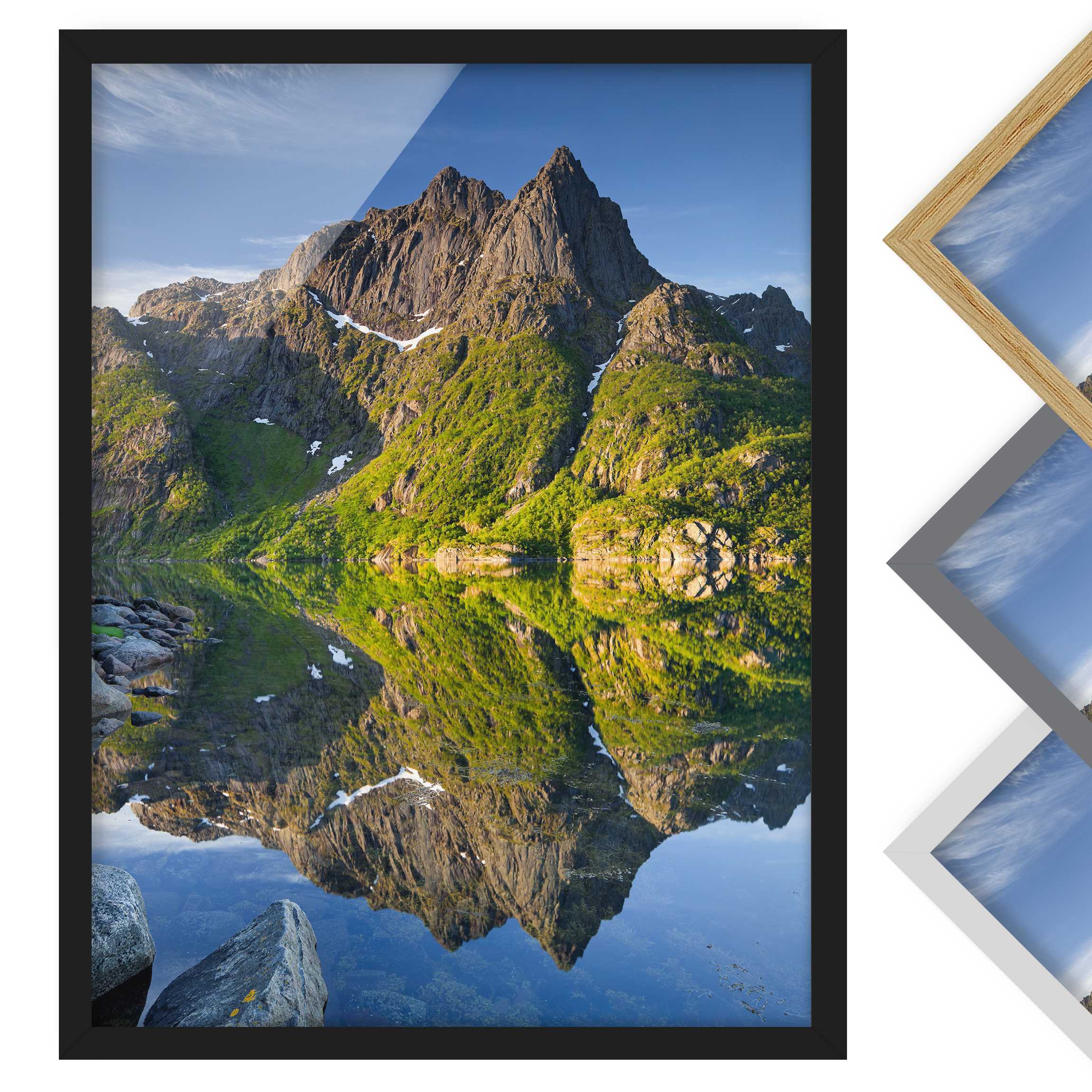 Bild mit Rahmen - Hochformat Berglandschaft mit Wasserspiegelung in Norwegen