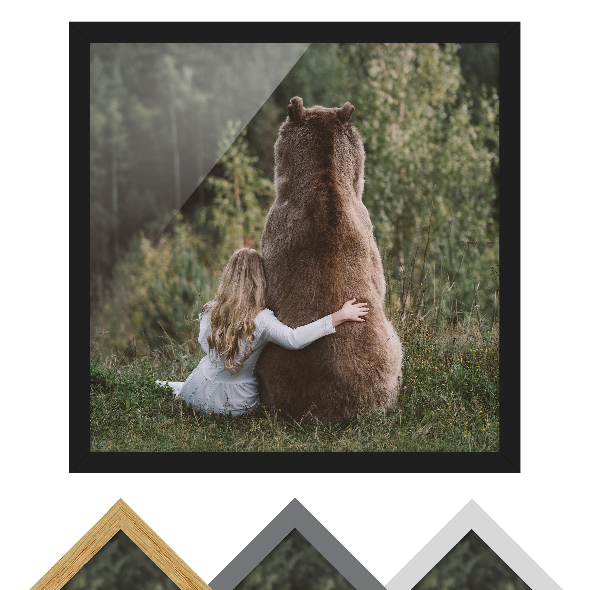 Gerahmtes Bild Mädchen mit Braunbär