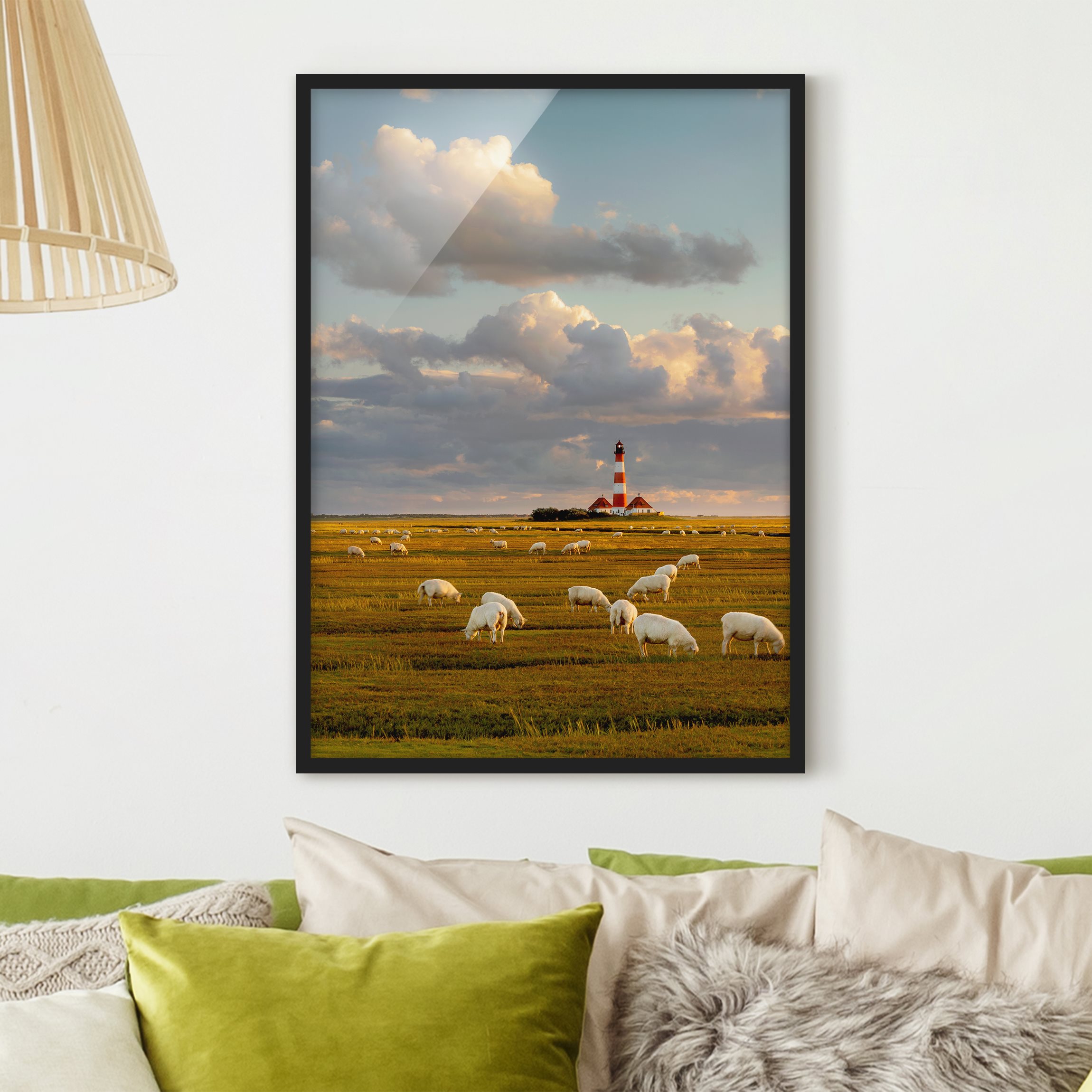 Bild mit Rahmen - Hochformat Nordsee Leuchtturm mit Schafsherde