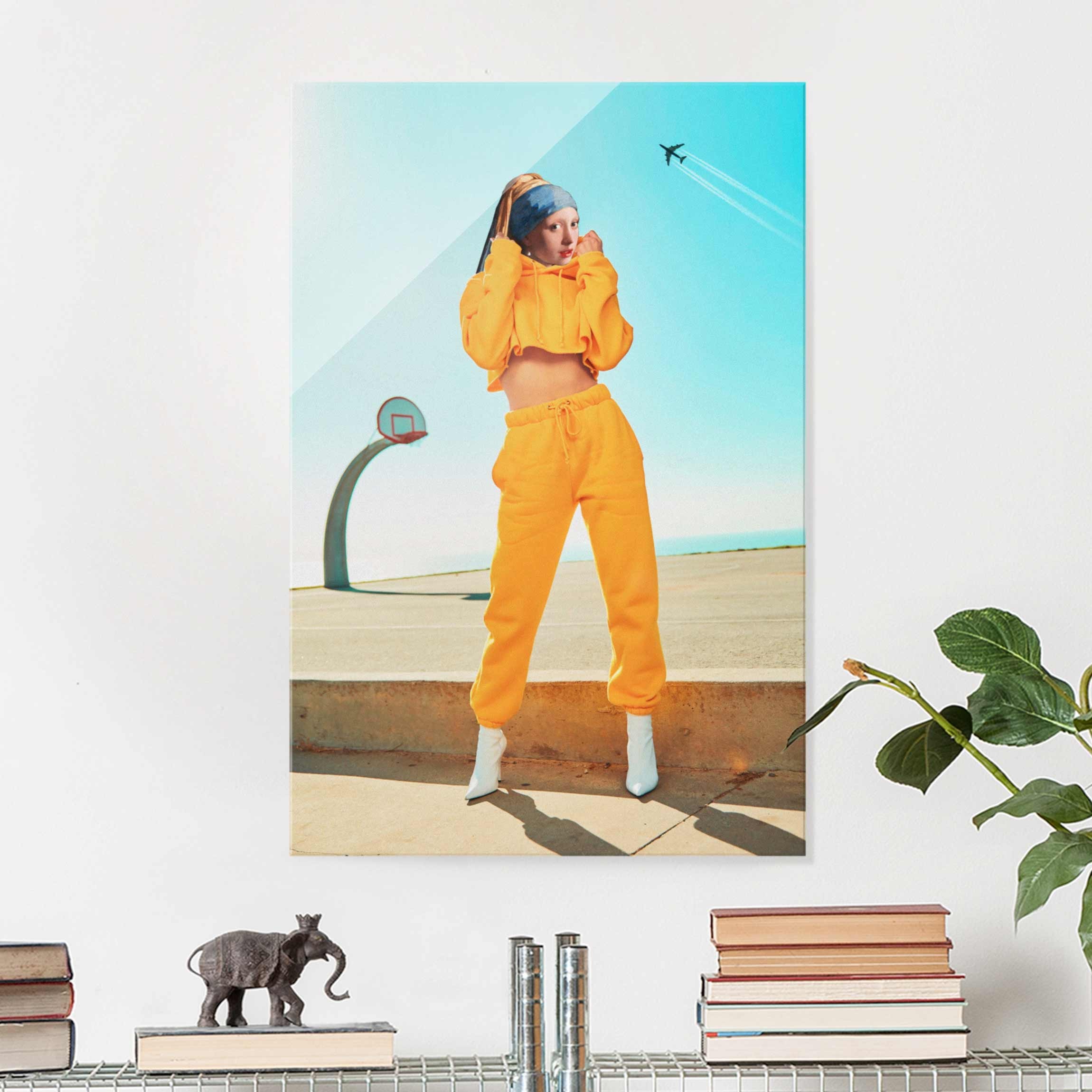 Glasbild - Hochformat Mädchen mit Jogginghose