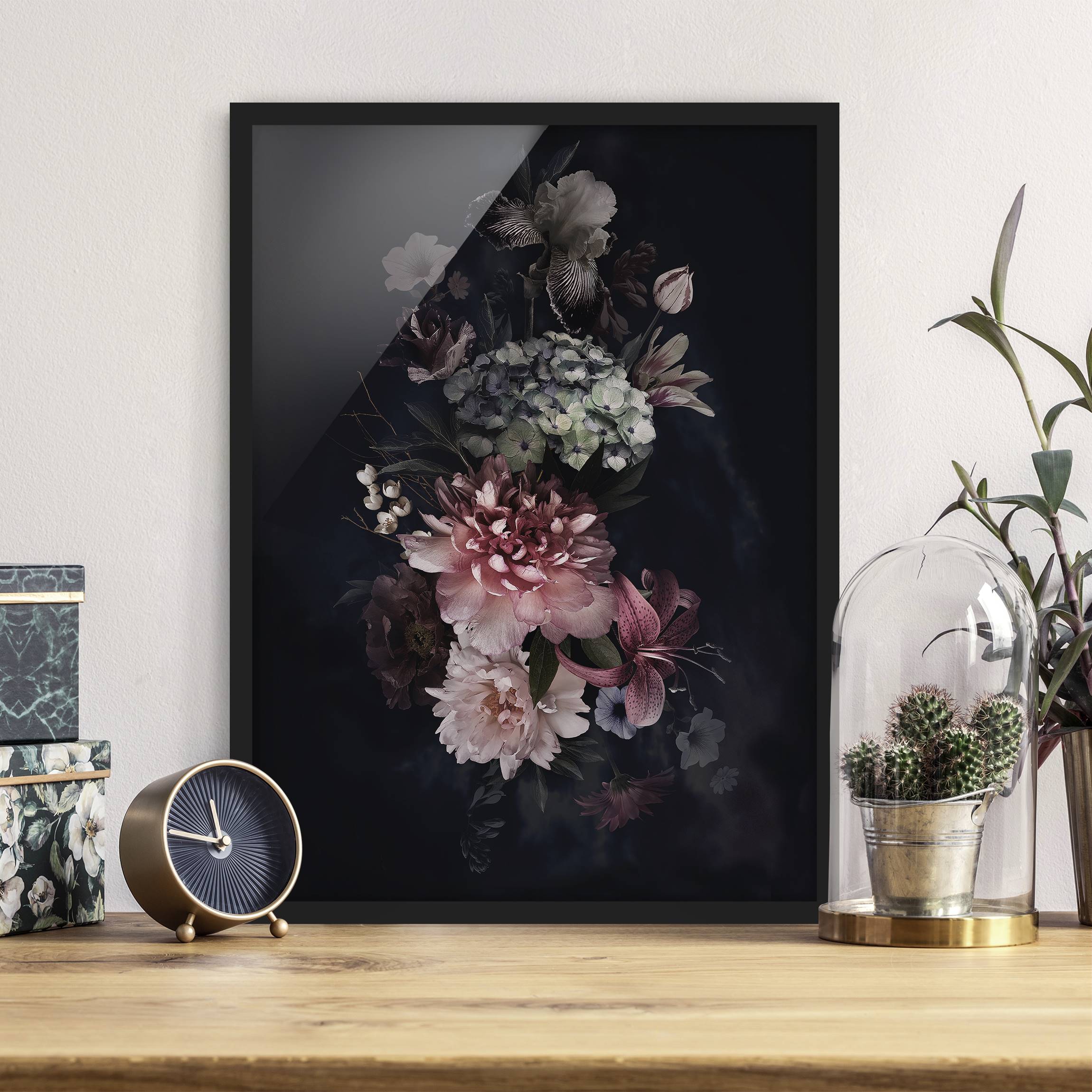 Bild mit Rahmen - Hochformat Blumen mit Nebel auf Schwarz