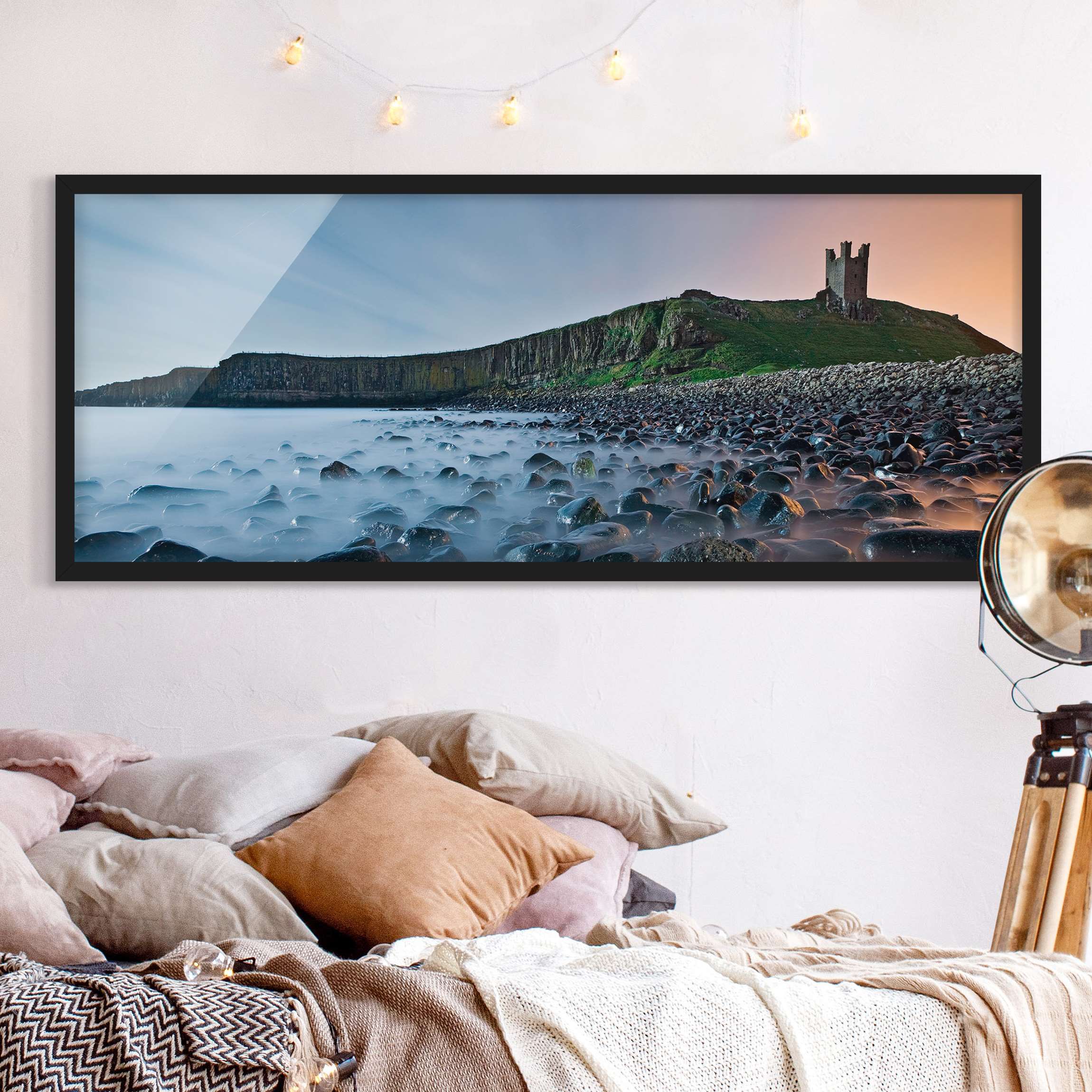 Bild mit Rahmen - Panorama Sonnenaufgang mit Nebel bei Dunstanburgh Castle