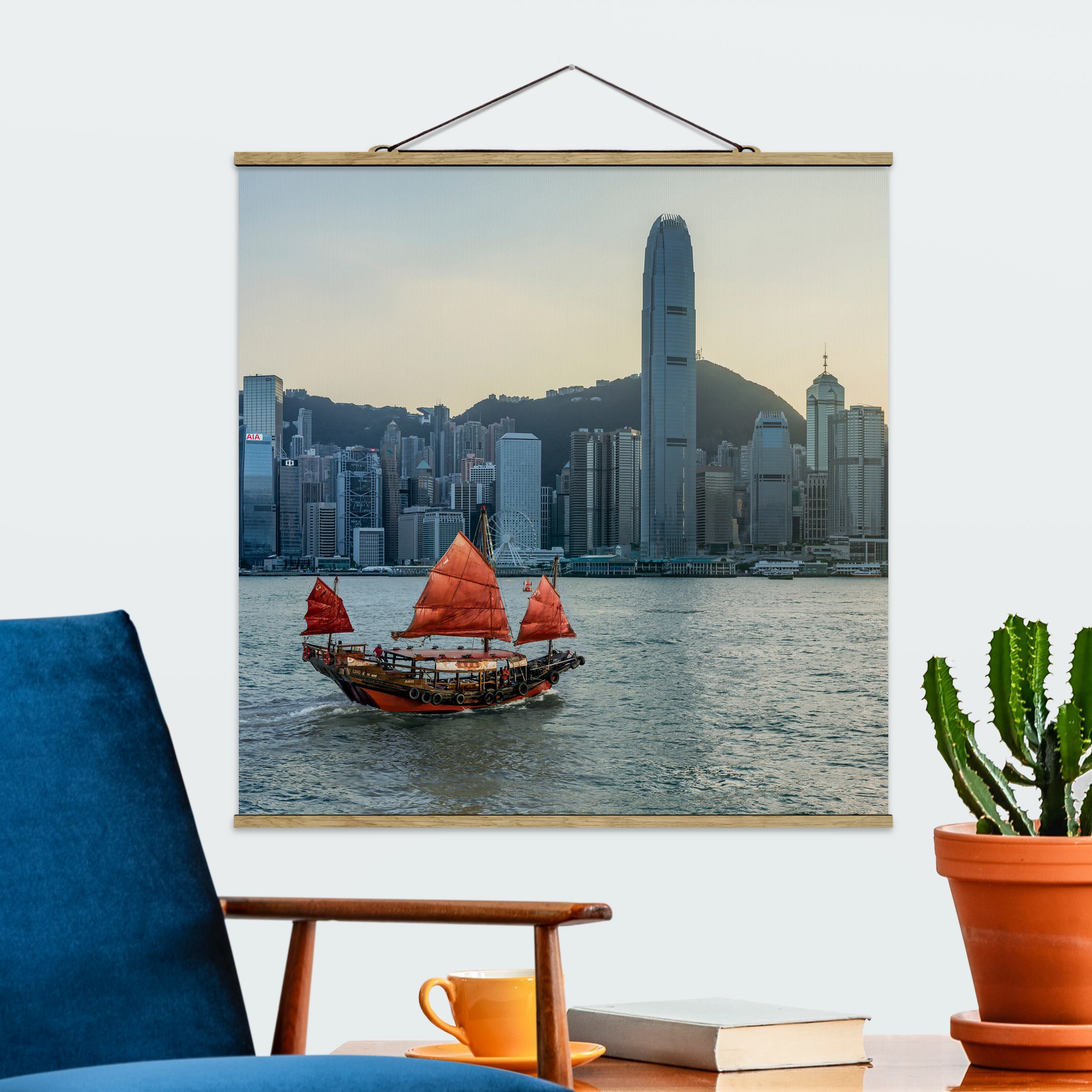 Stoffbild mit Posterleisten Dschunke im Victoria Harbour