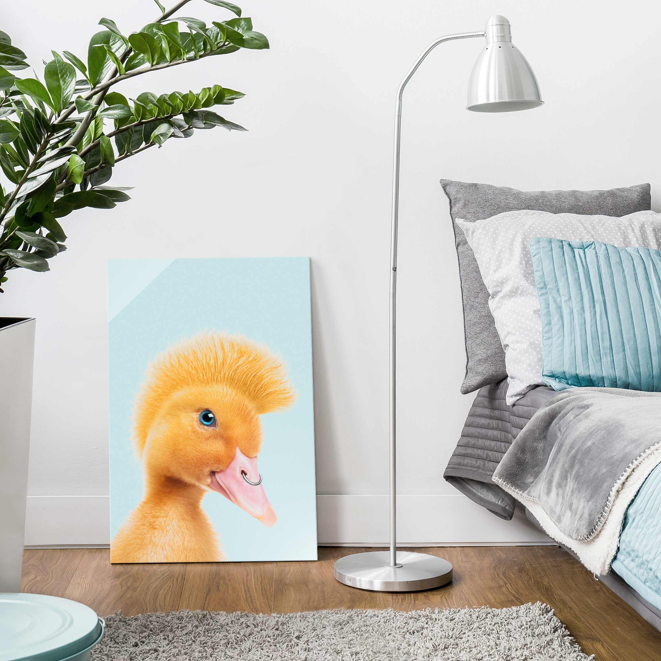 Glasbild Küken mit Piercing