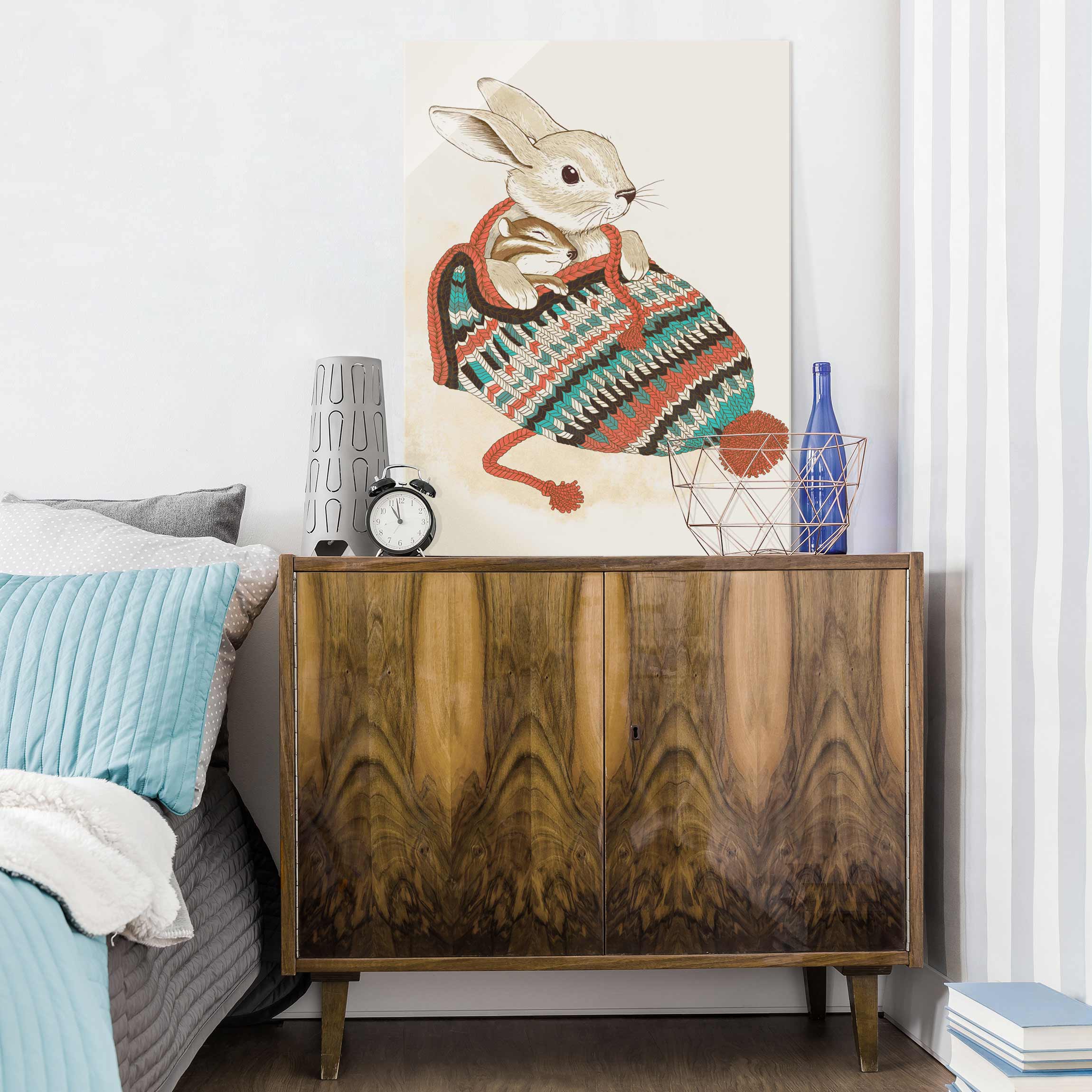 Glasbild - Hochformat Illustration Kuschelnder Hase in Mütze