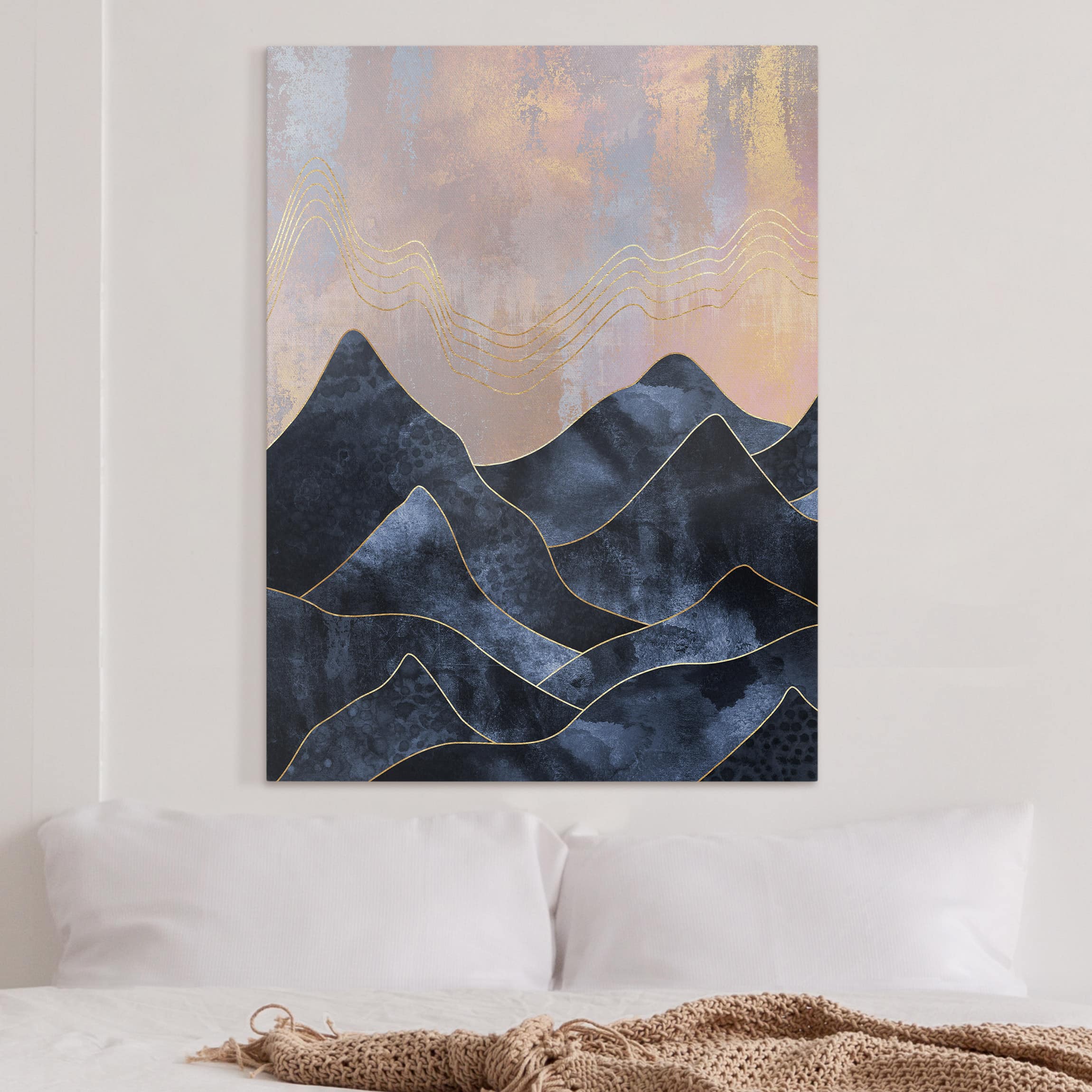 Leinwandbild - Hochformat Goldene Dämmerung über Gebirge