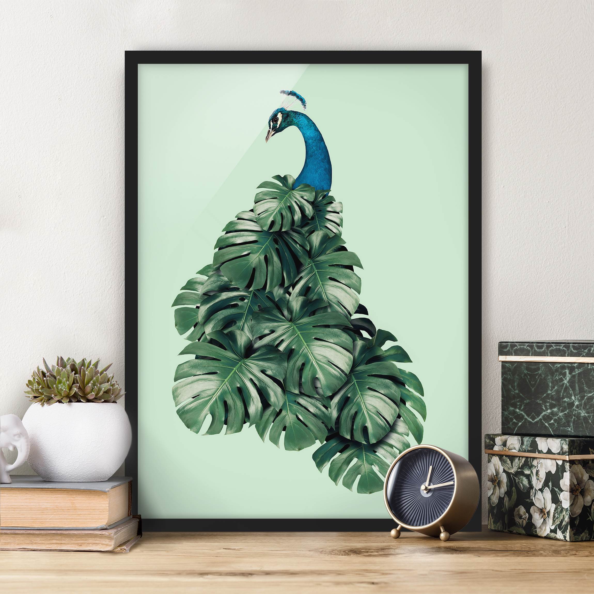 Bild mit Rahmen - Hochformat Pfau mit Monstera Blättern