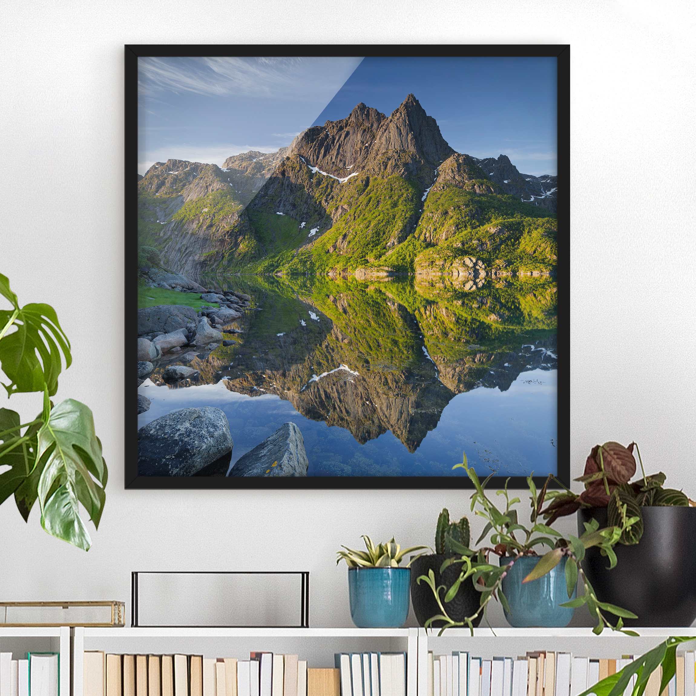 Bild mit Rahmen - Quadrat Berglandschaft mit Wasserspiegelung in Norwegen
