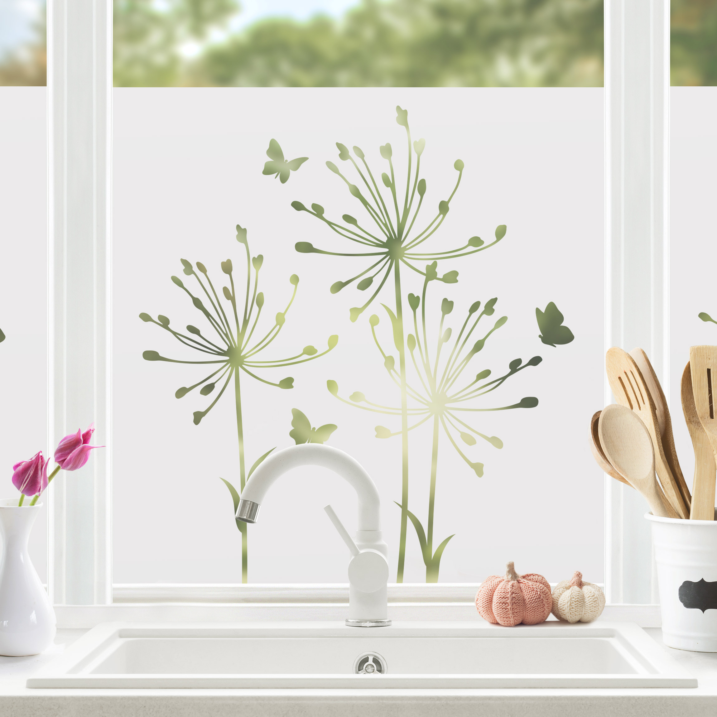 Fensterfolie Feine Blüten mit Schmetterlingen