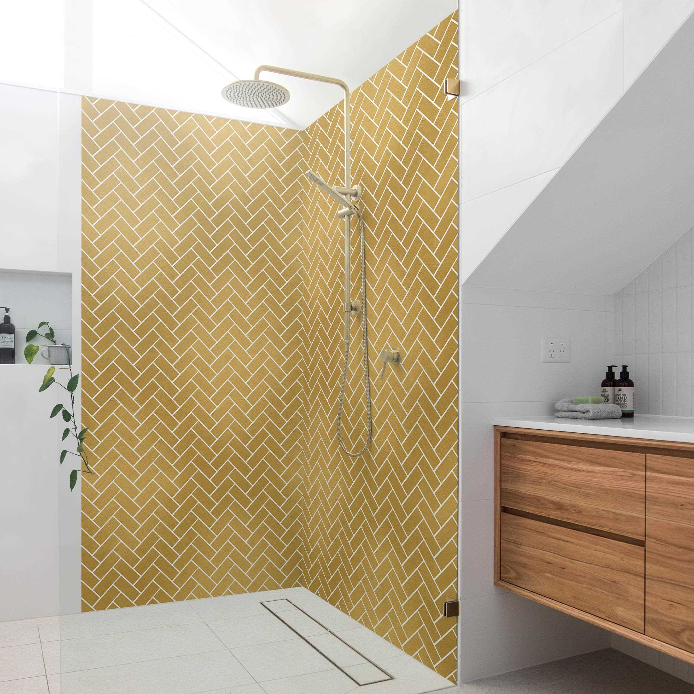 Duschrückwand Fischgräten Fliesen - Goldoptik weiße Fugen
