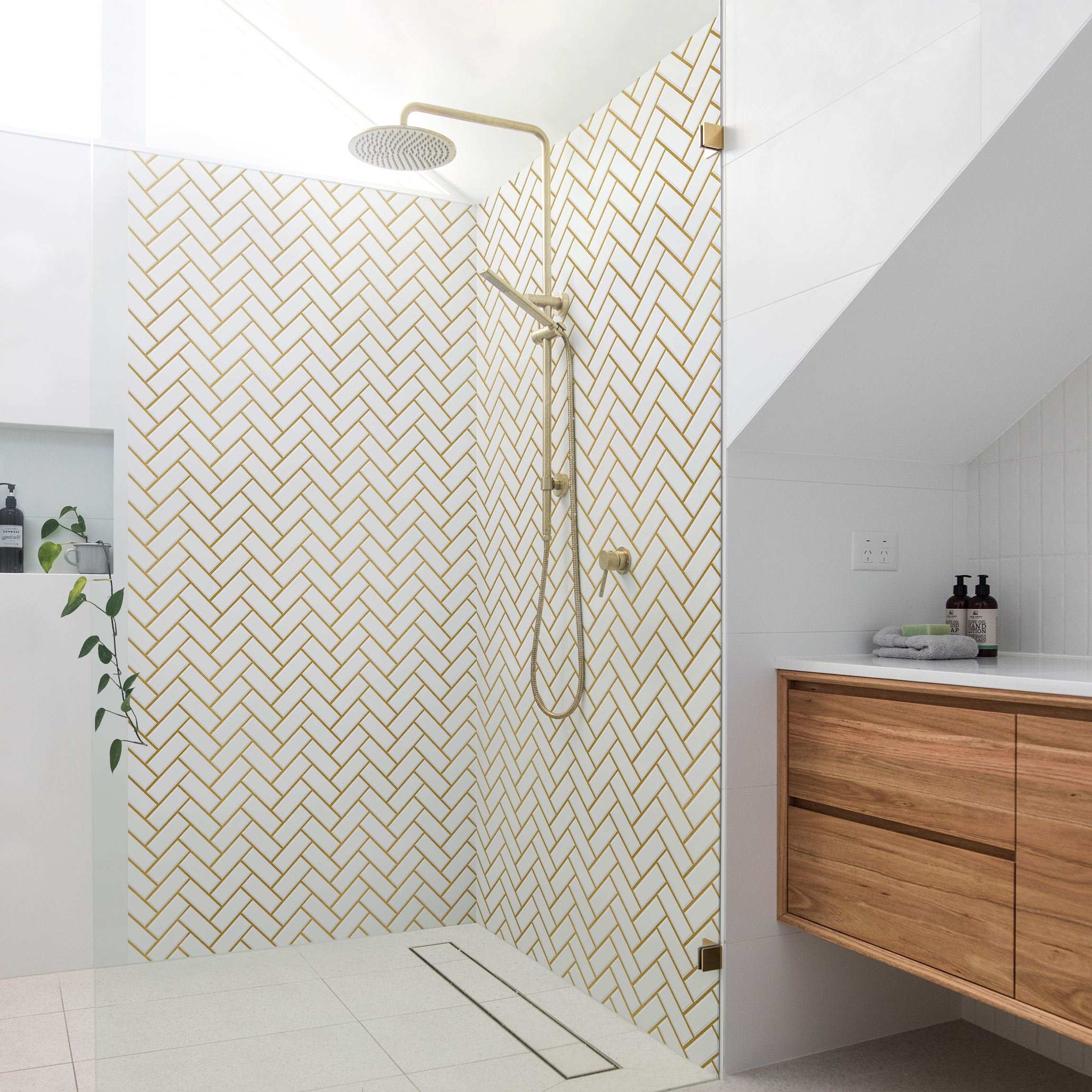 Duschrückwand Fischgräten Fliesen - Weiß-Gold
