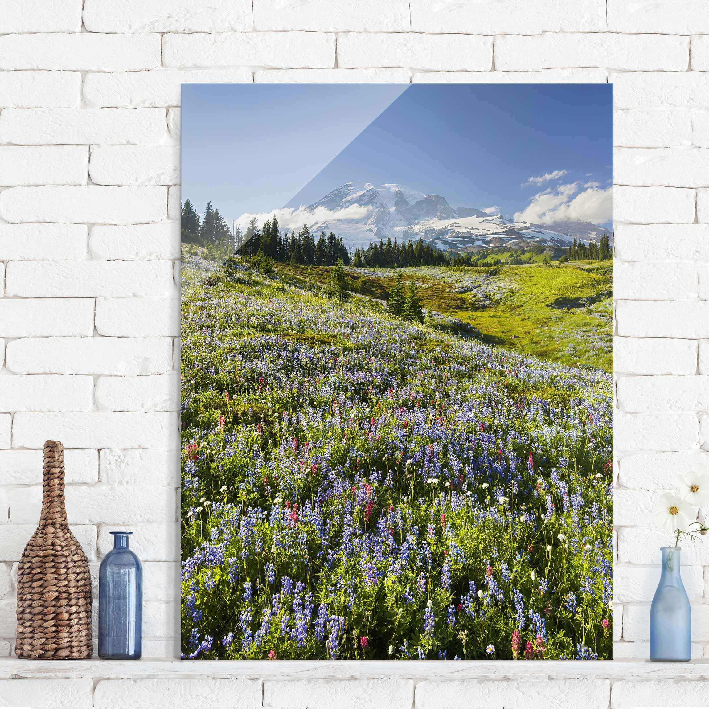 Glasbild - Hochformat Bergwiese mit roten Blumen vor Mt. Rainier