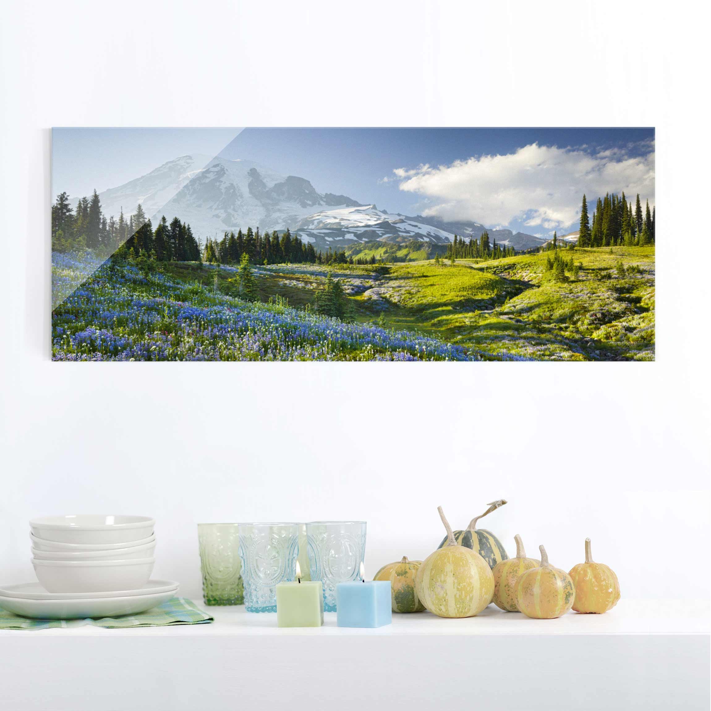 Glasbild - Panorama Bergwiese mit blauen Blumen vor Mt. Rainier