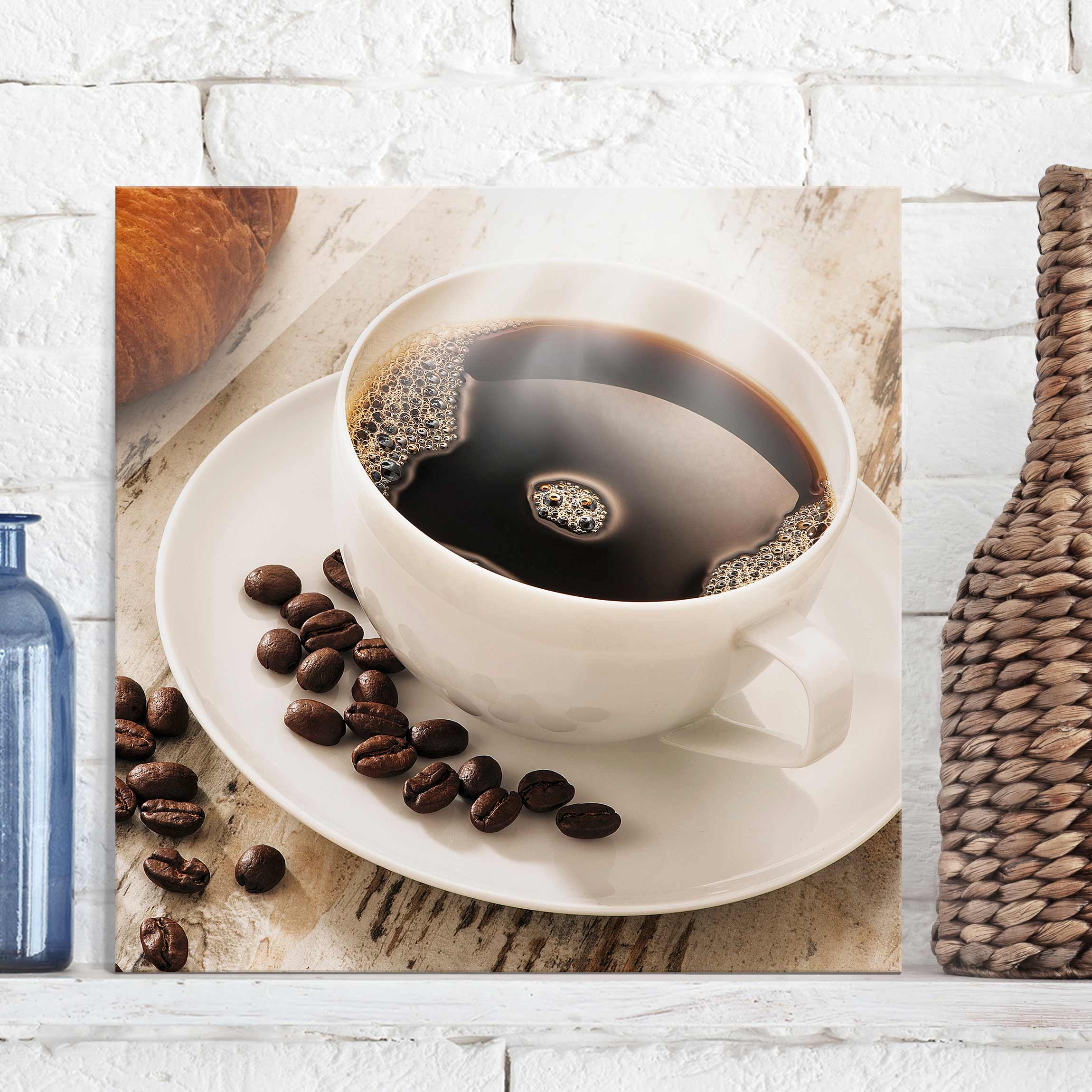 Glasbild Küche Dampfende Kaffeetasse mit Kaffeebohnen