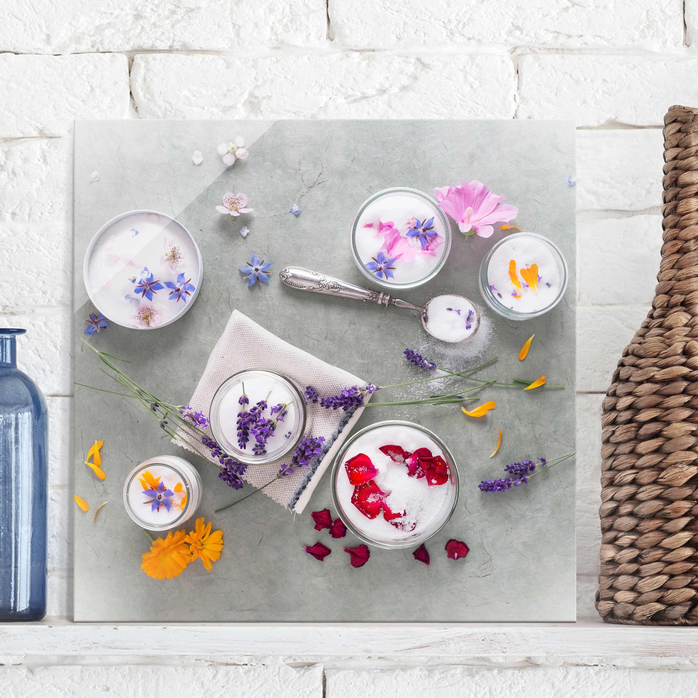 Glasbild Küche Essbare Blüten mit Lavendelzucker