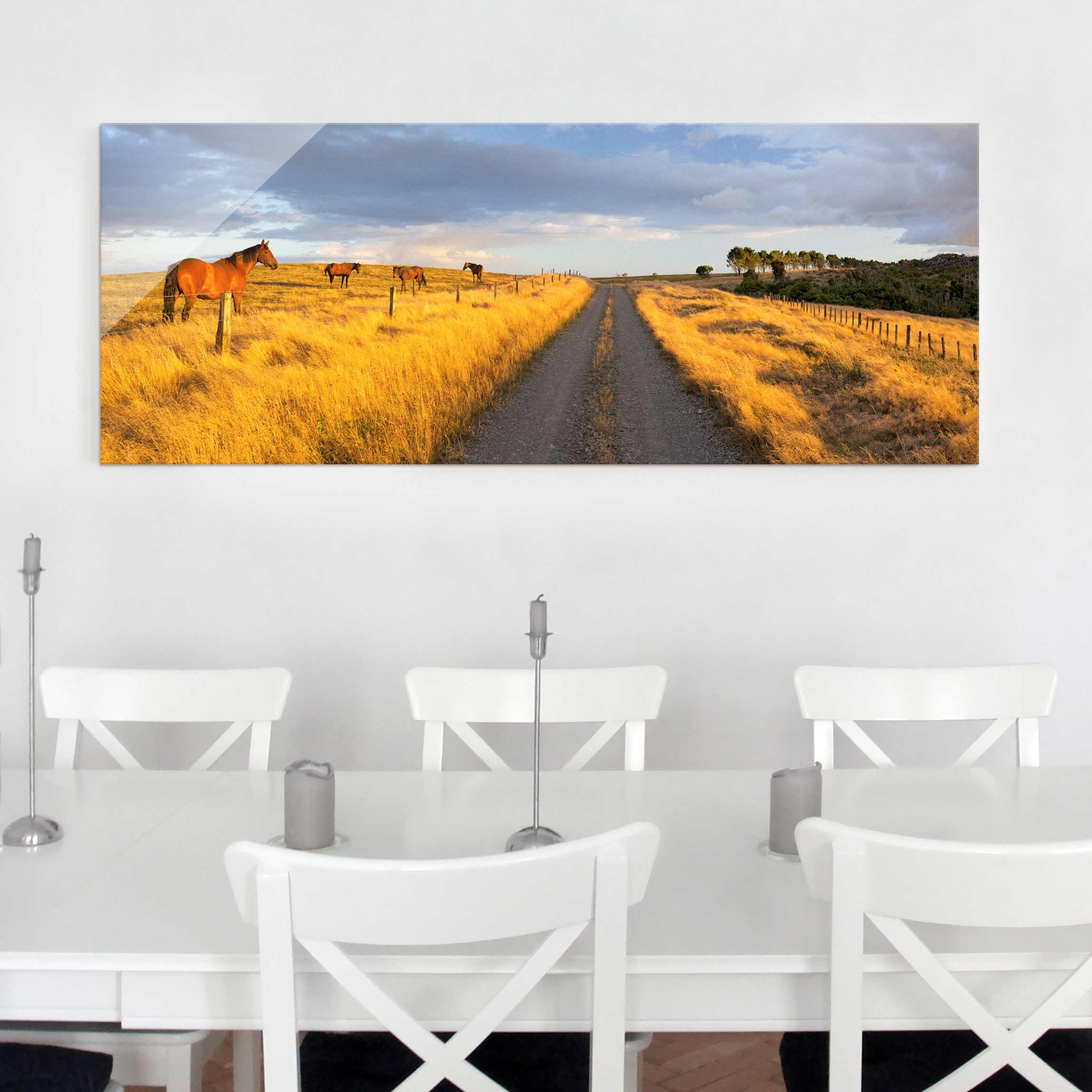 Glasbild - Panorama Feldstraße und Pferde bei Abendsonne