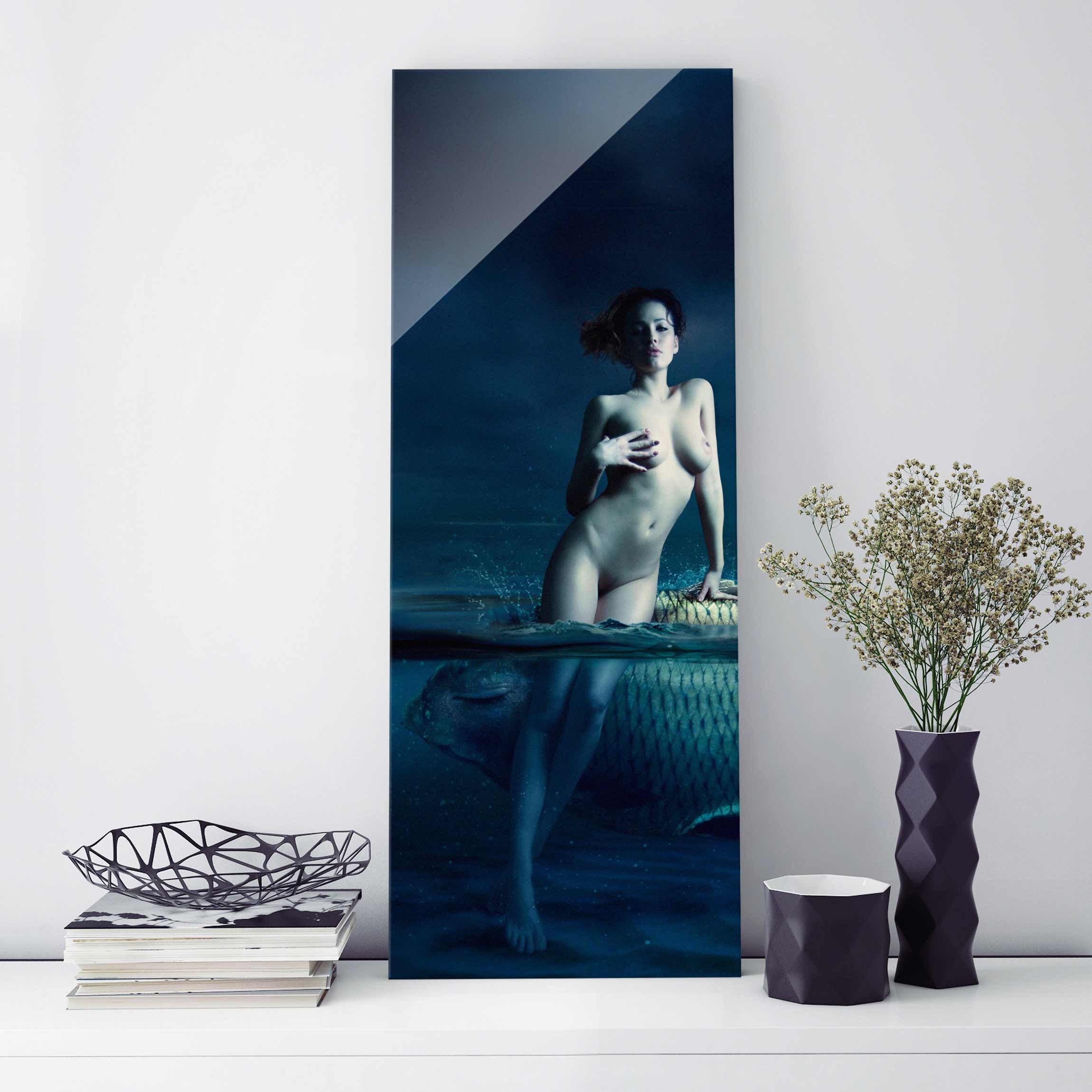 Glasbild - Hochformat Frauenakt mit Fisch
