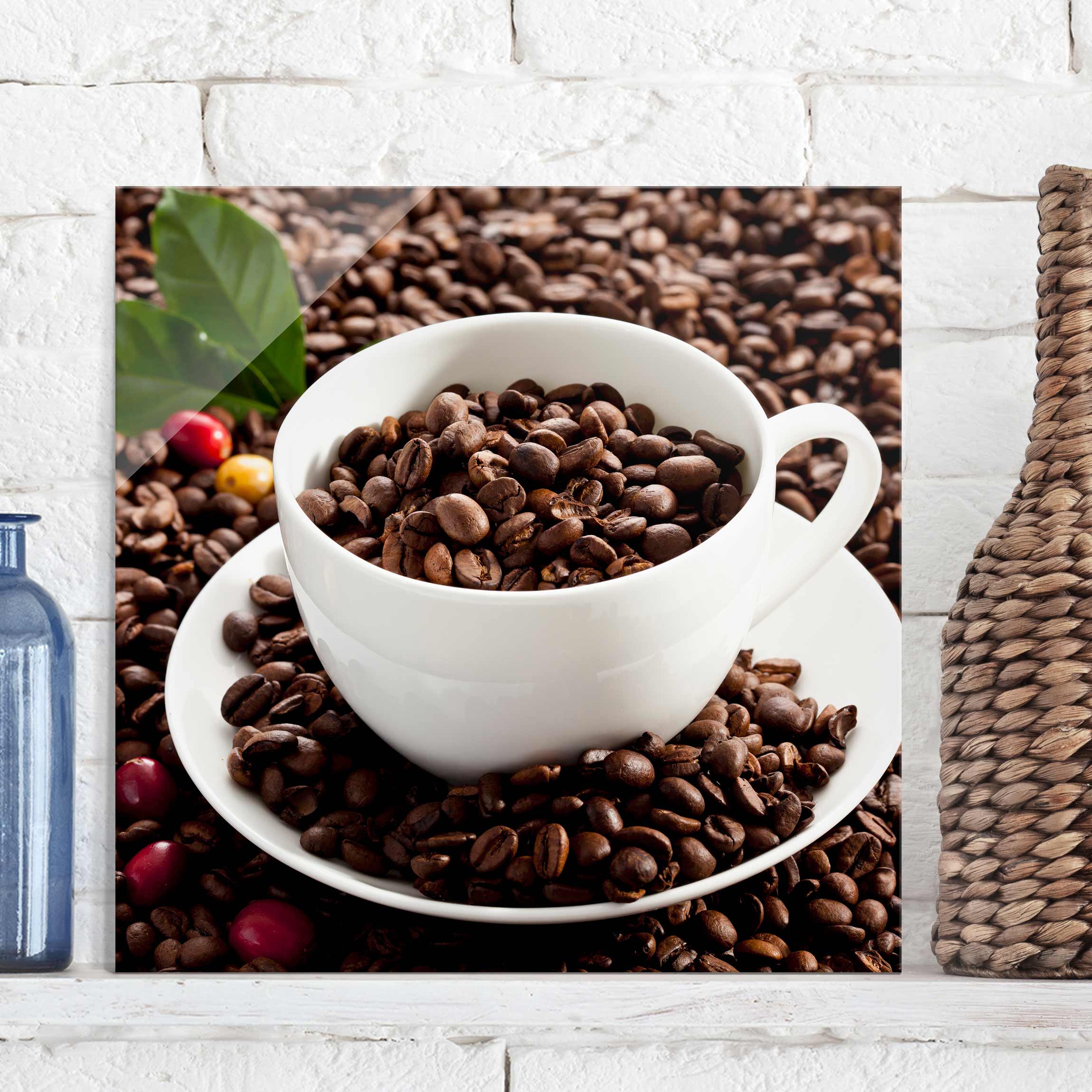Glasbild Küche Kaffeetasse mit gerösteten Kaffeebohnen