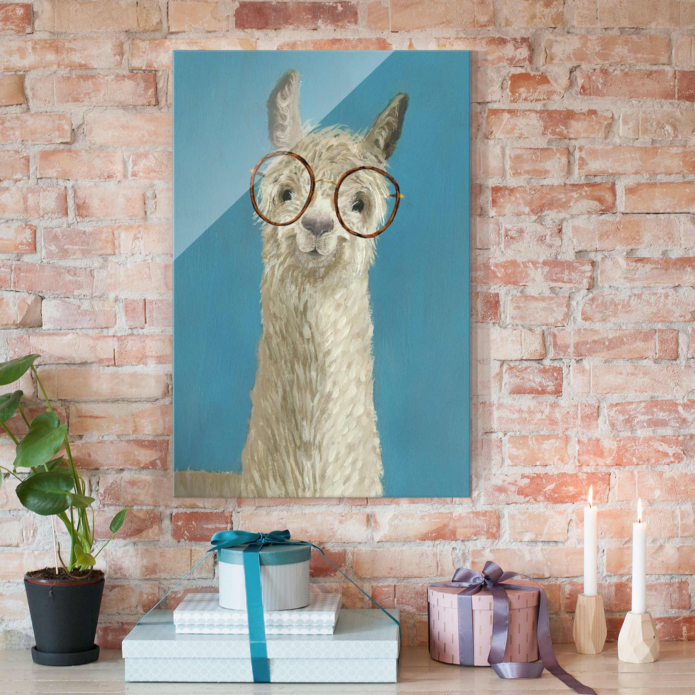 Glasbild - Hochformat Lama mit Brille I
