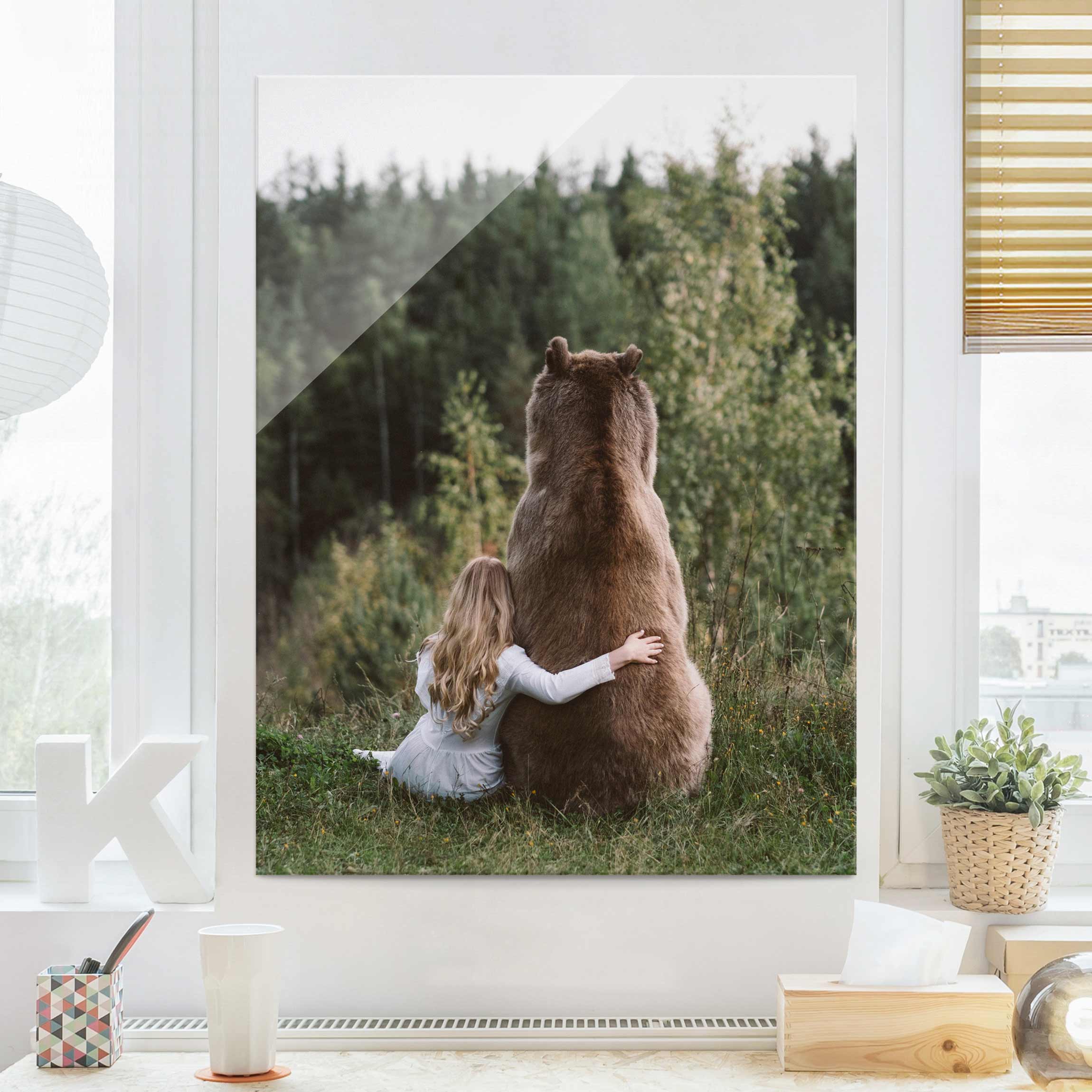 Glasbild Tiere Mädchen mit Braunbär