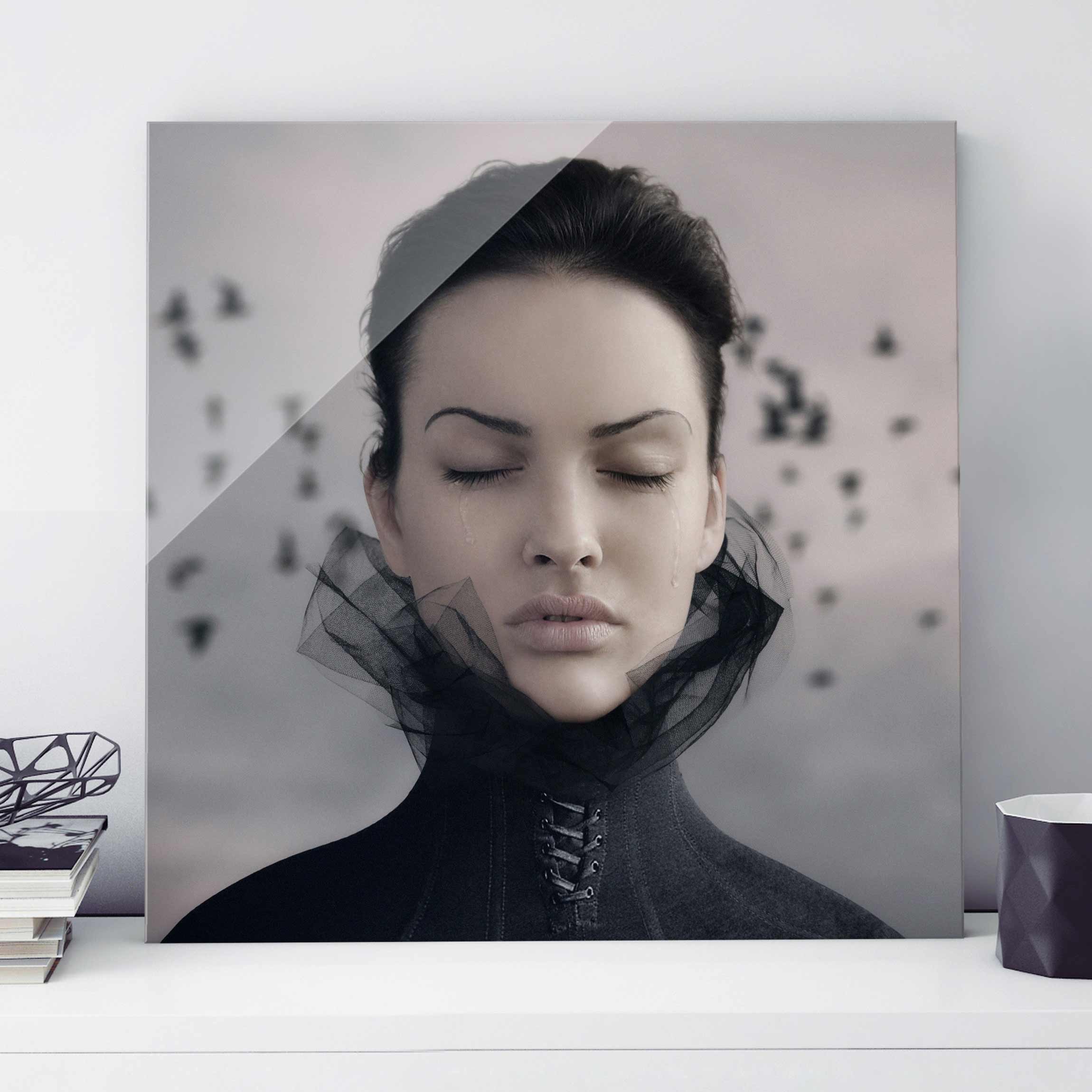 Glasbild Akt & Erotik Porträt einer weinenden Frau