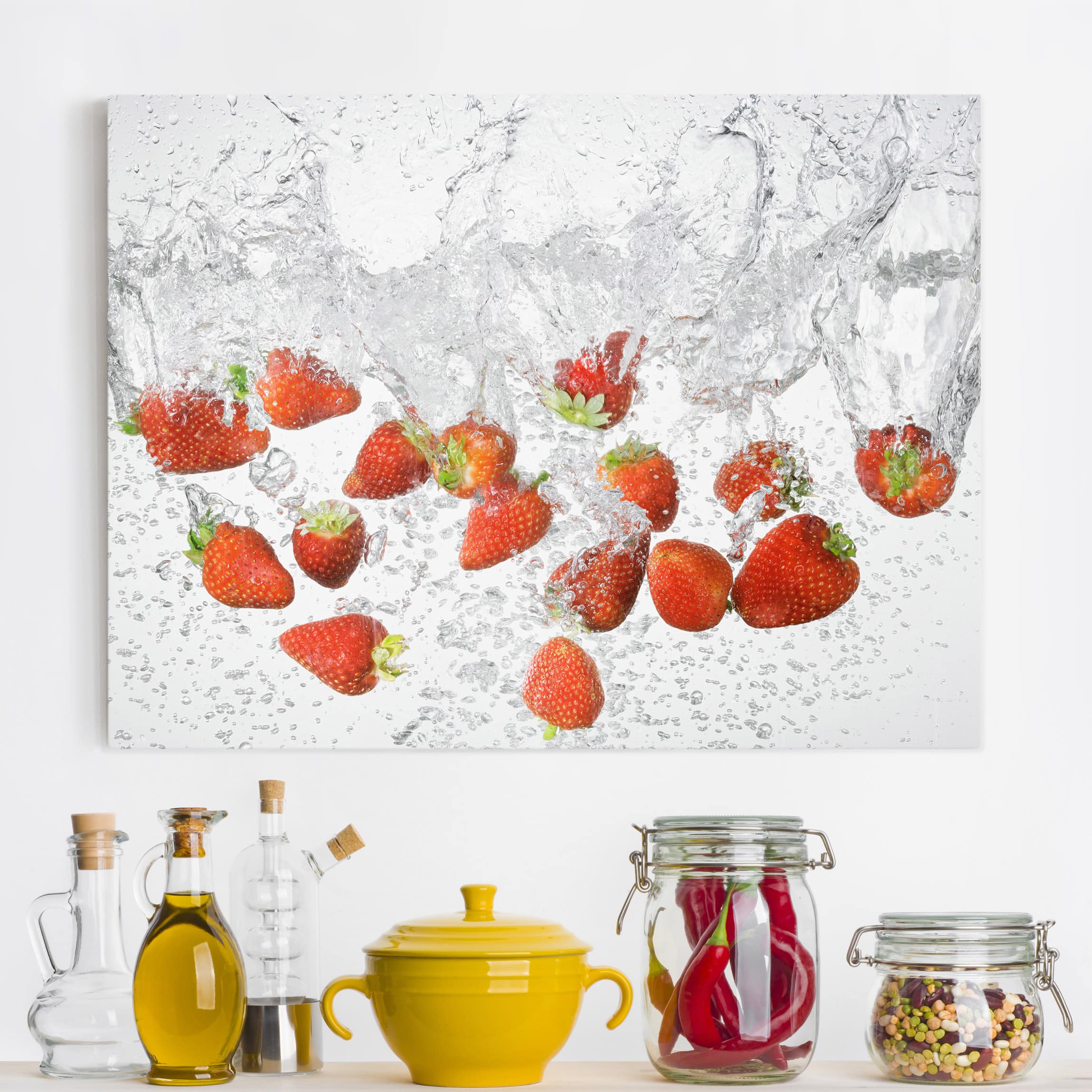 Leinwandbild Küche Frische Erdbeeren im Wasser