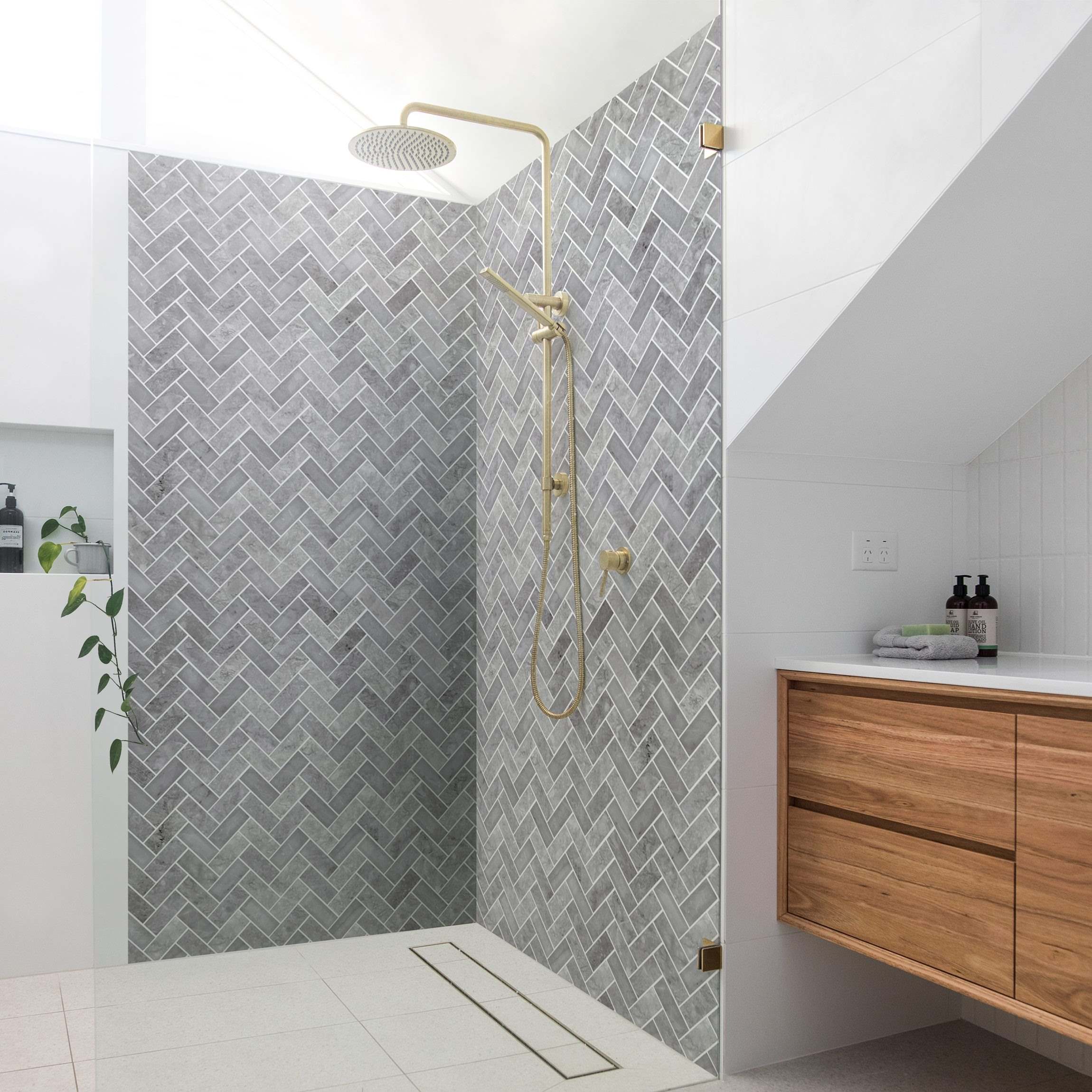 Duschrückwand Marmor Fischgräten Fliesen - Dunkelgrau