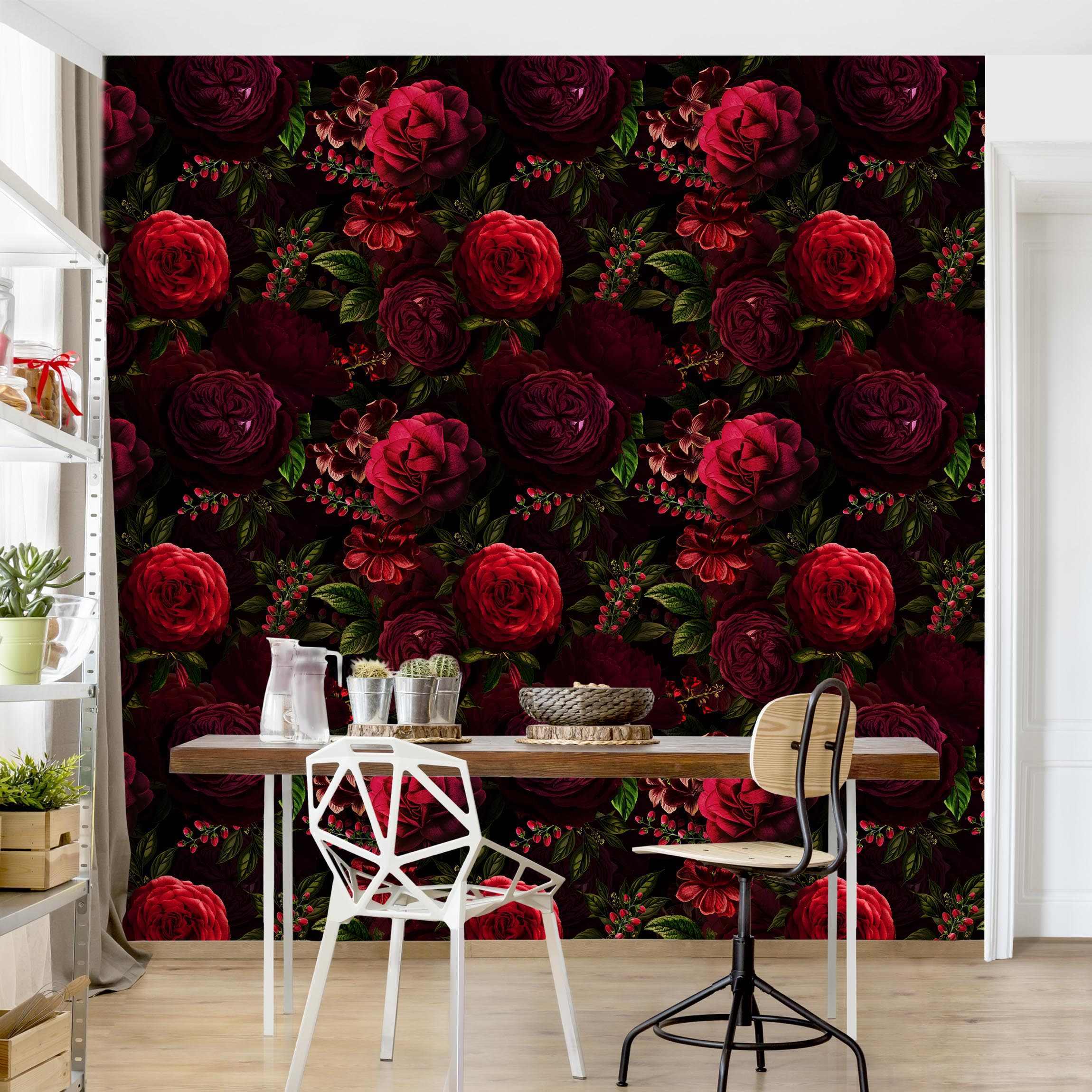Mustertapete Rote Rosen vor Schwarz