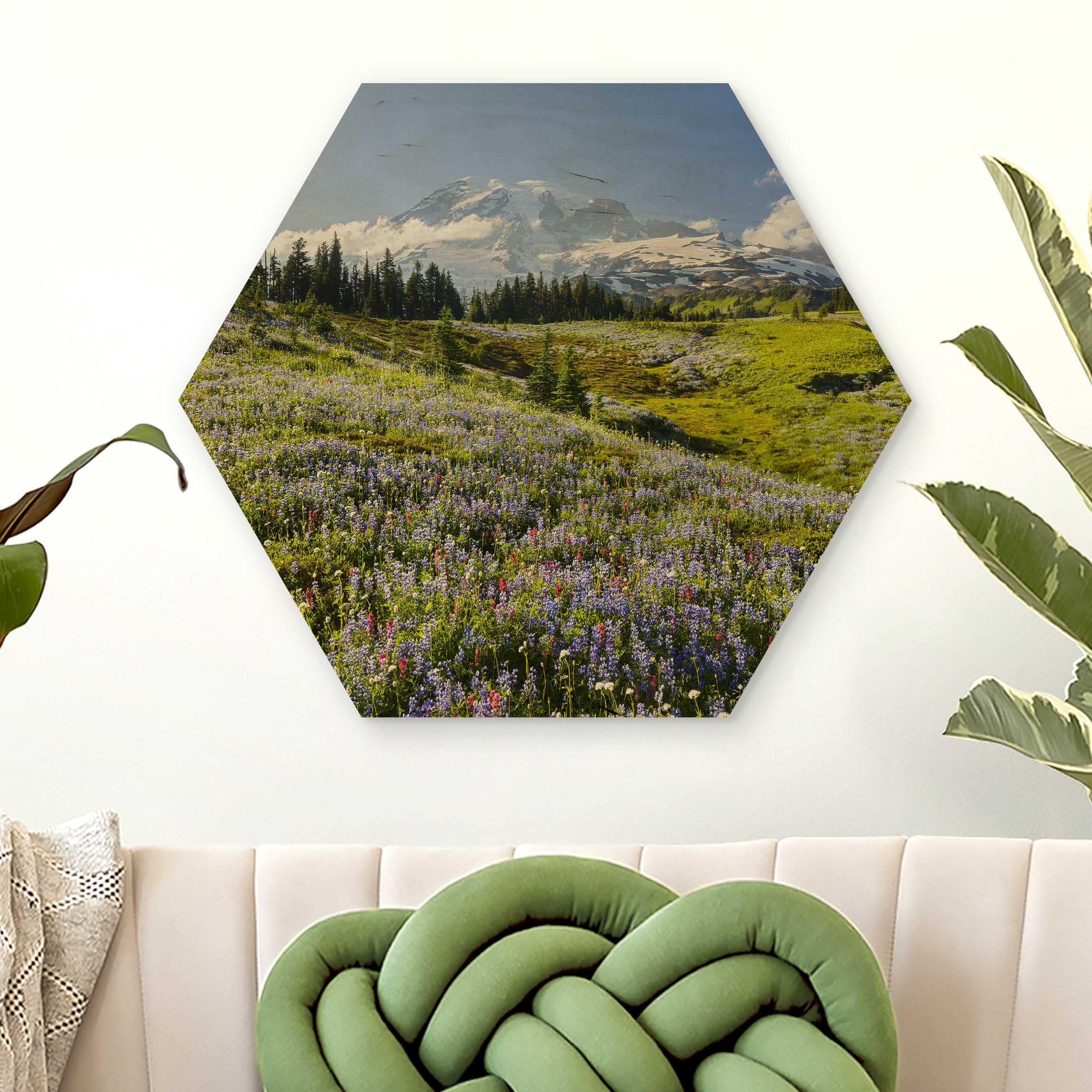 Hexagon-Holzbild Bergwiese mit roten Blumen vor Mt. Rainier