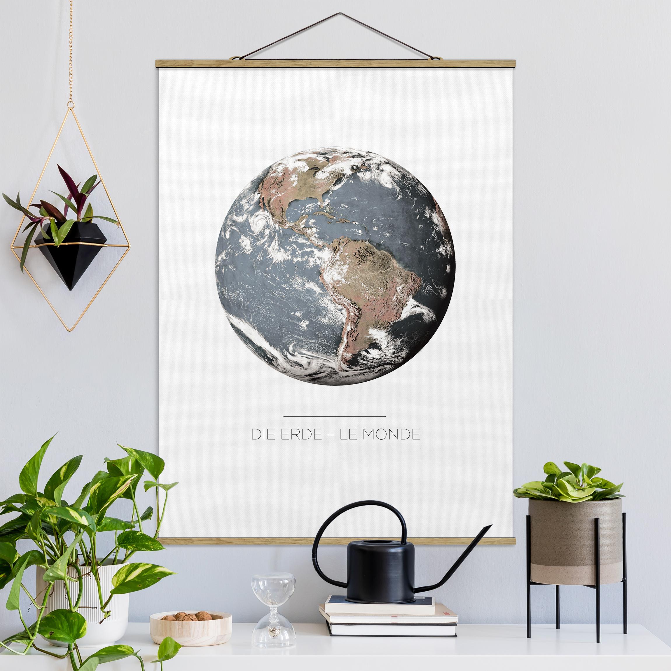 Stoffbild mit Posterleisten Le Monde - Die Erde