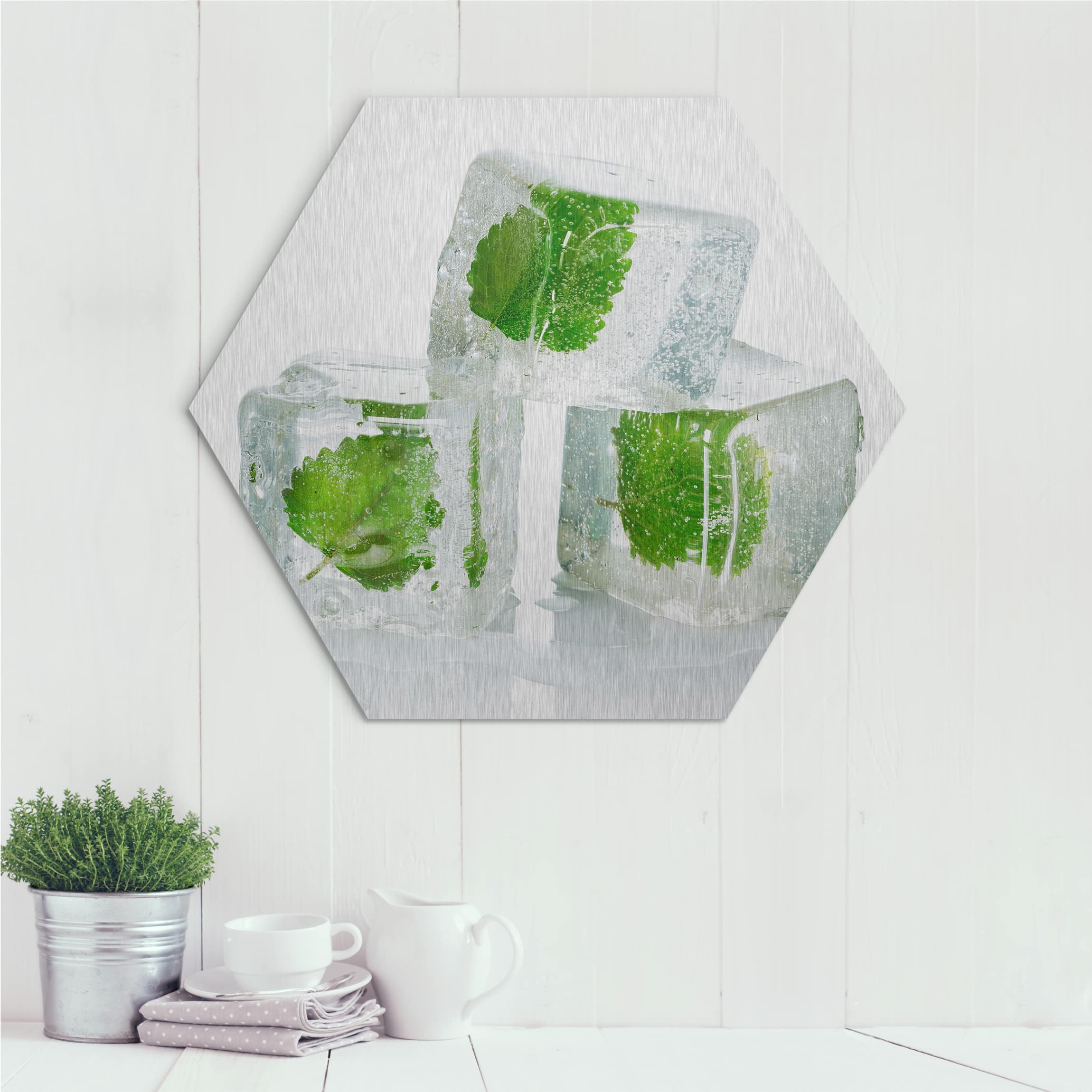 Hexagon-Alu-Dibond Bild Drei Eiswürfel mit Melisse