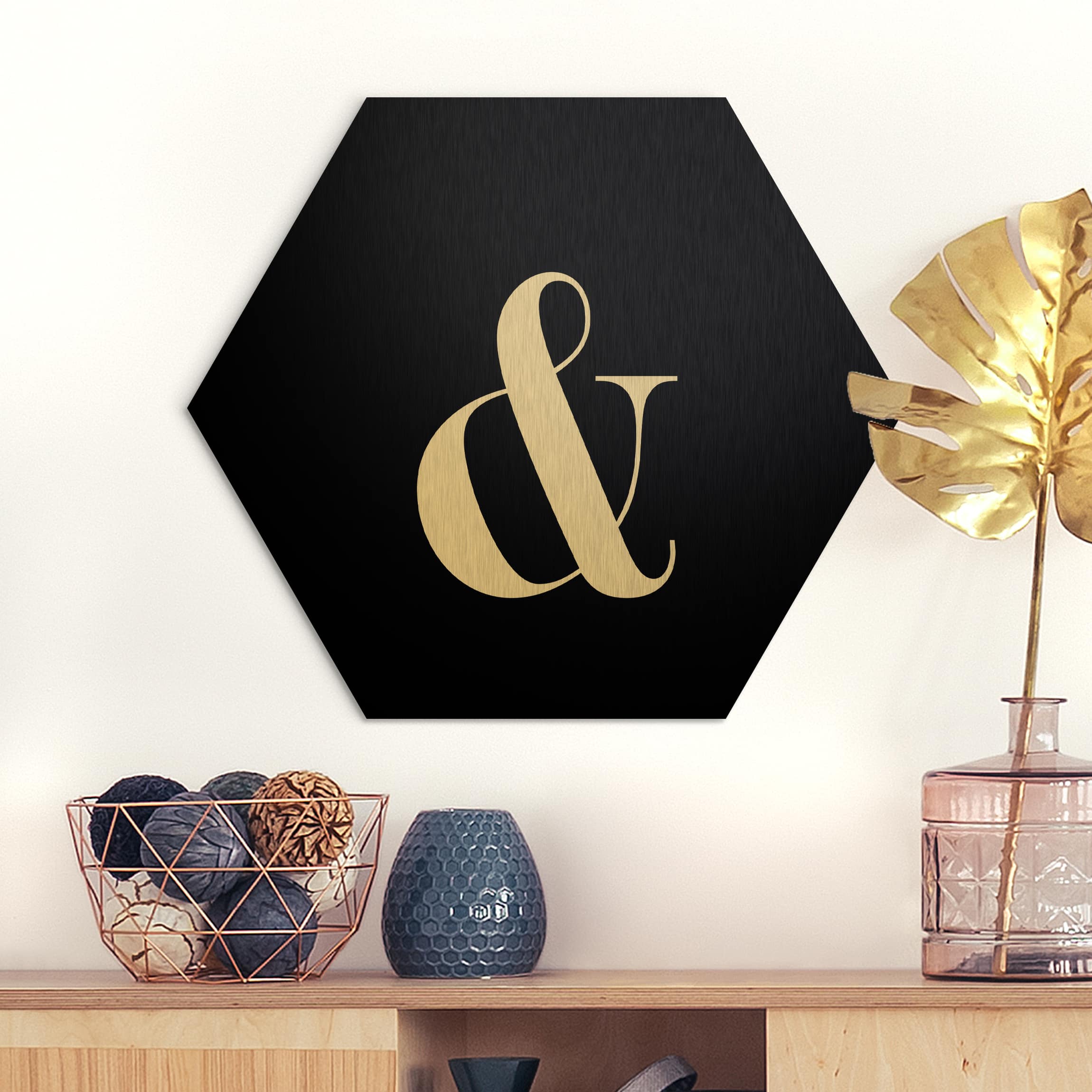 Hexagon-Alu-Dibond Bild Buchstabe Serif Schwarz &