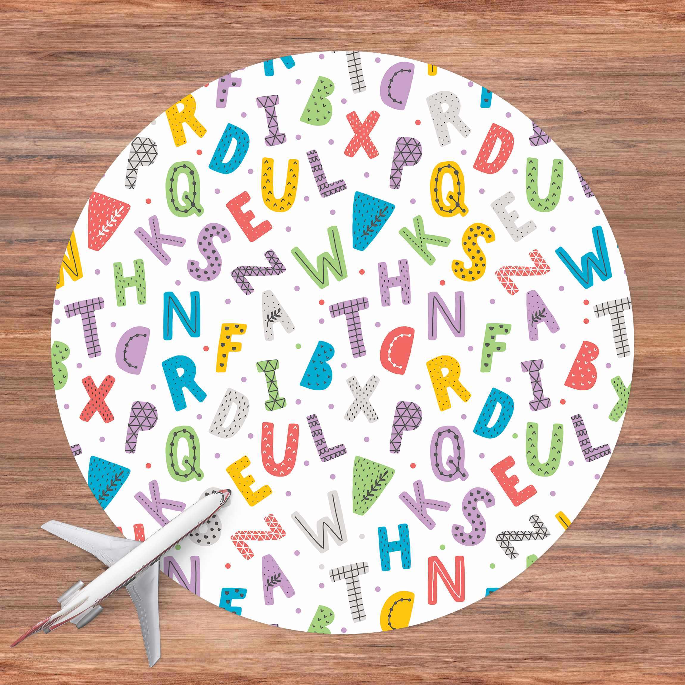 Runder Vinyl-Teppich Alphabet mit Herzen und Punkten in Kunterbunt