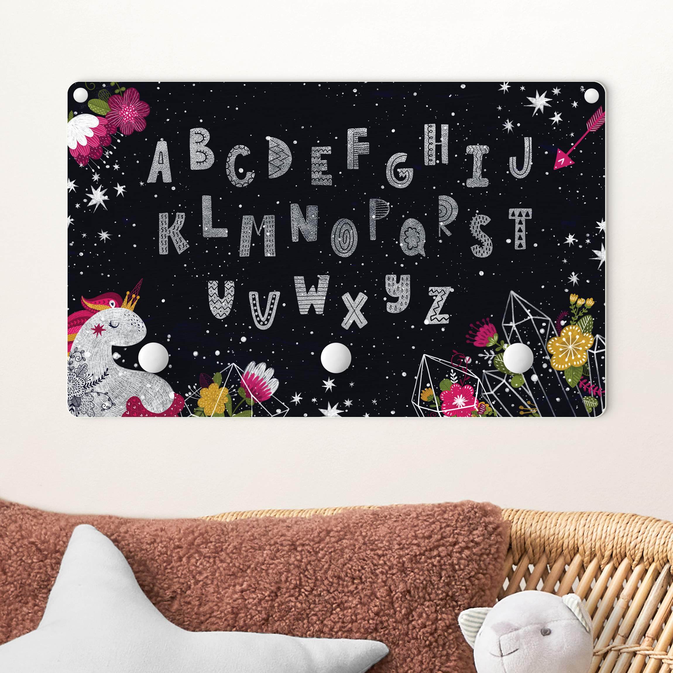 Kindergarderobe Holz Alphabet mit Einhorn und Kristallen