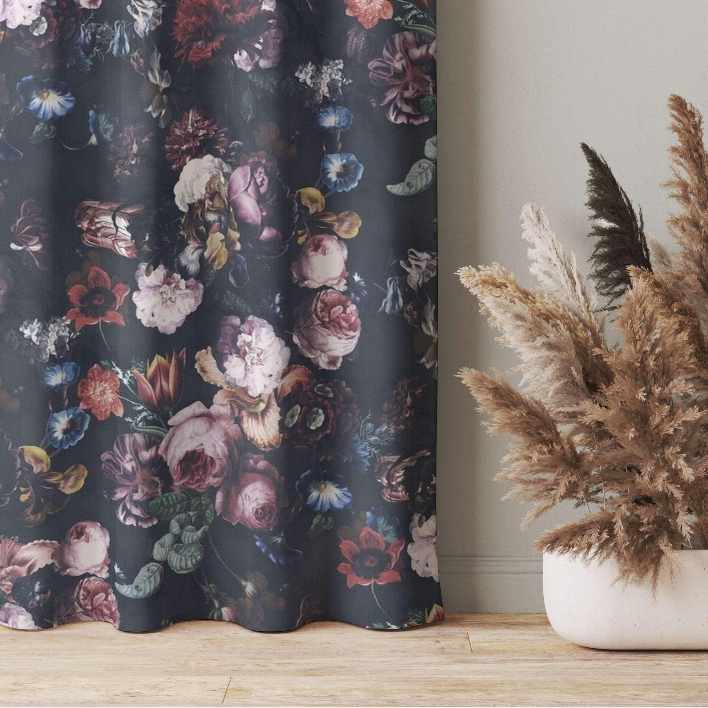 Vorhang Altmeisterliche Blüten mit Tulpen und Rosen auf Dunkelgrau
