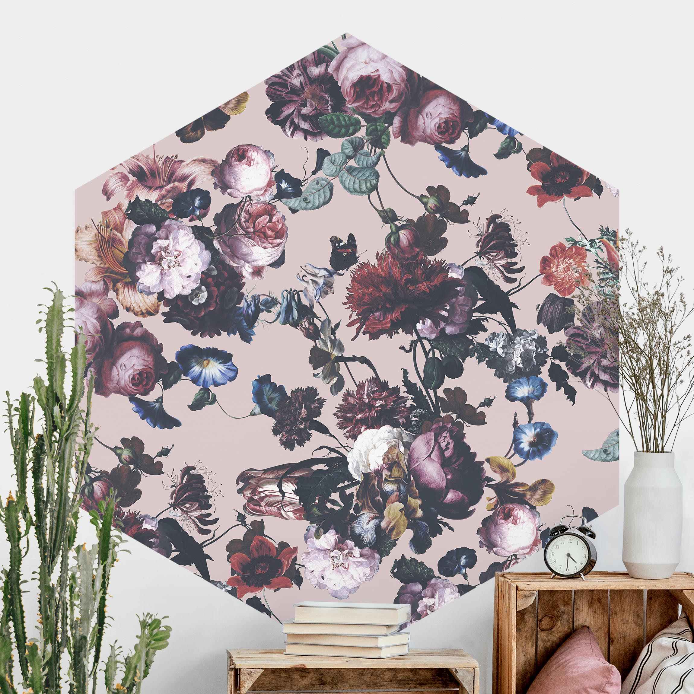 Hexagon Mustertapete Altmeisterliche Blüten mit Tulpen und Rosen auf Rosa