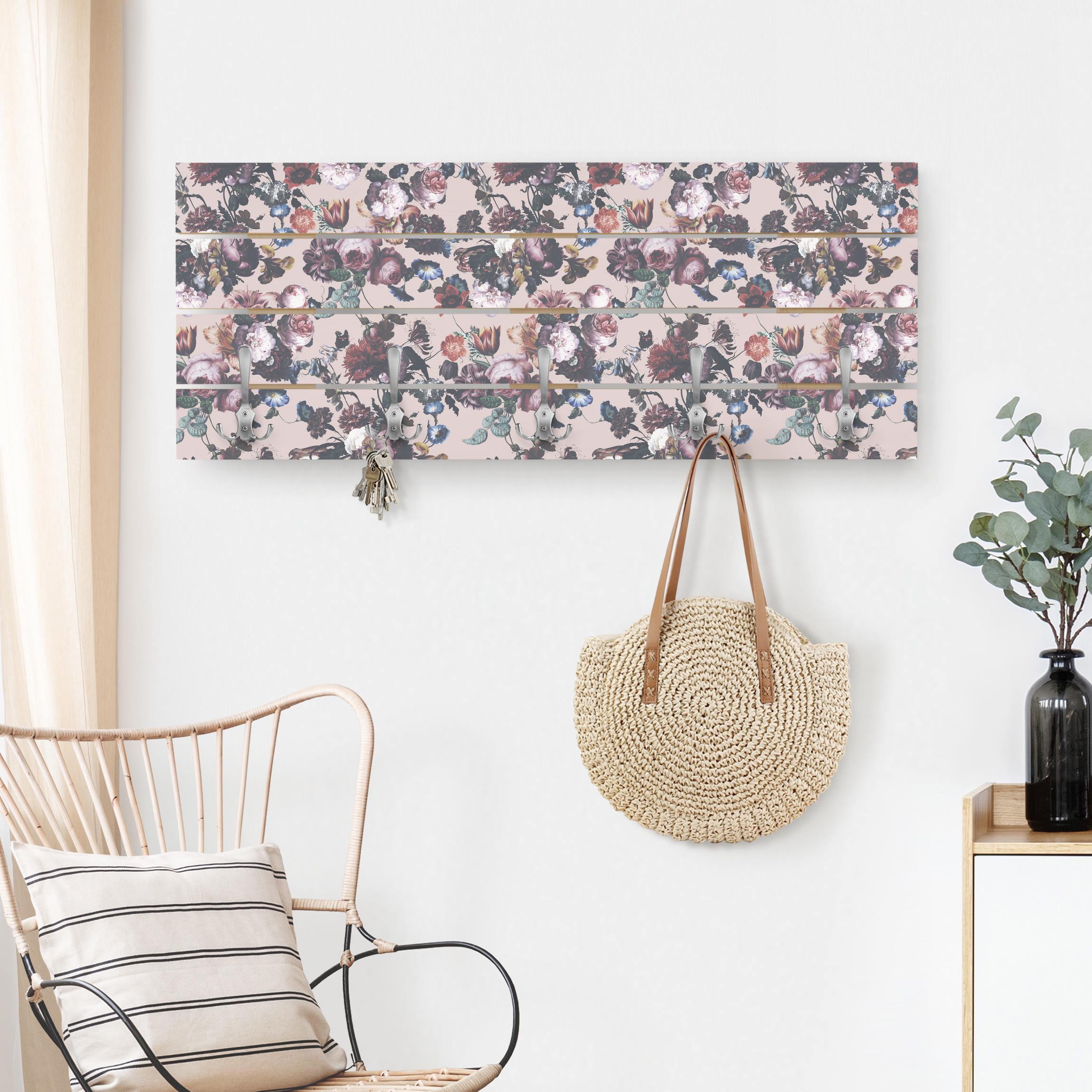 Wandgarderobe Altmeisterliche Blüten mit Tulpen und Rosen auf Rosa