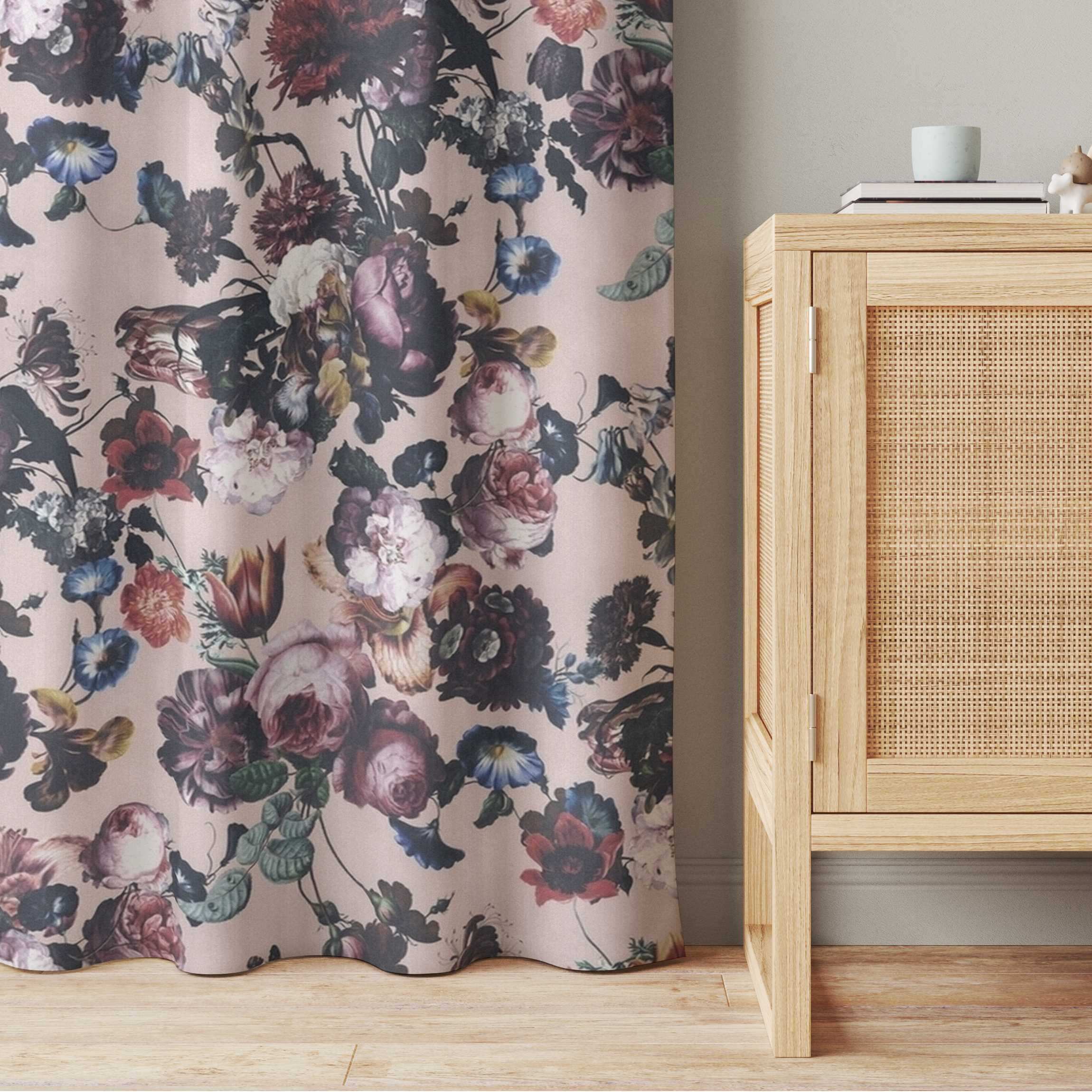 Vorhang Altmeisterliche Blüten mit Tulpen und Rosen auf Rosa