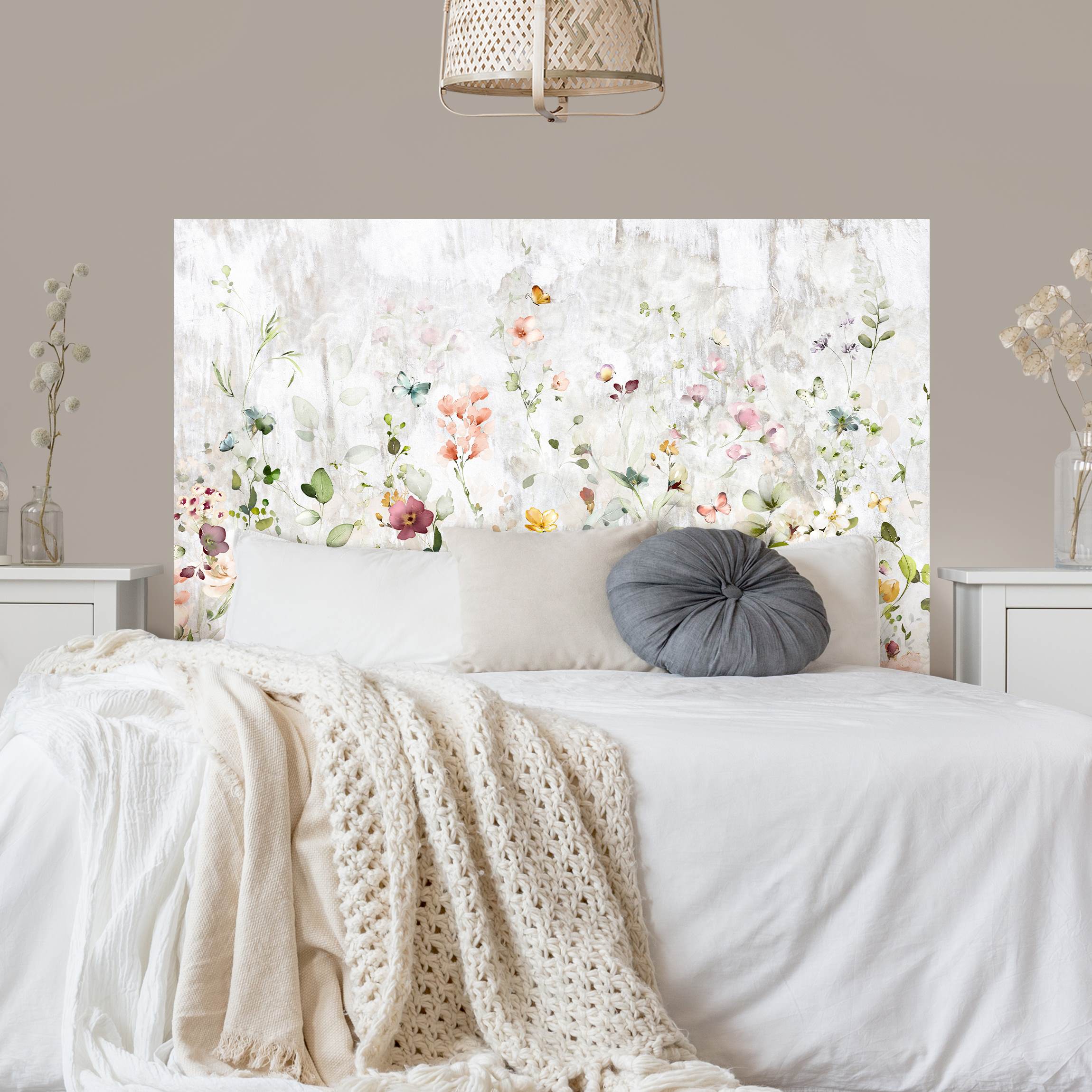 Kopfteil Bett Aquarell Blüten auf weißer Shabby Betonwand